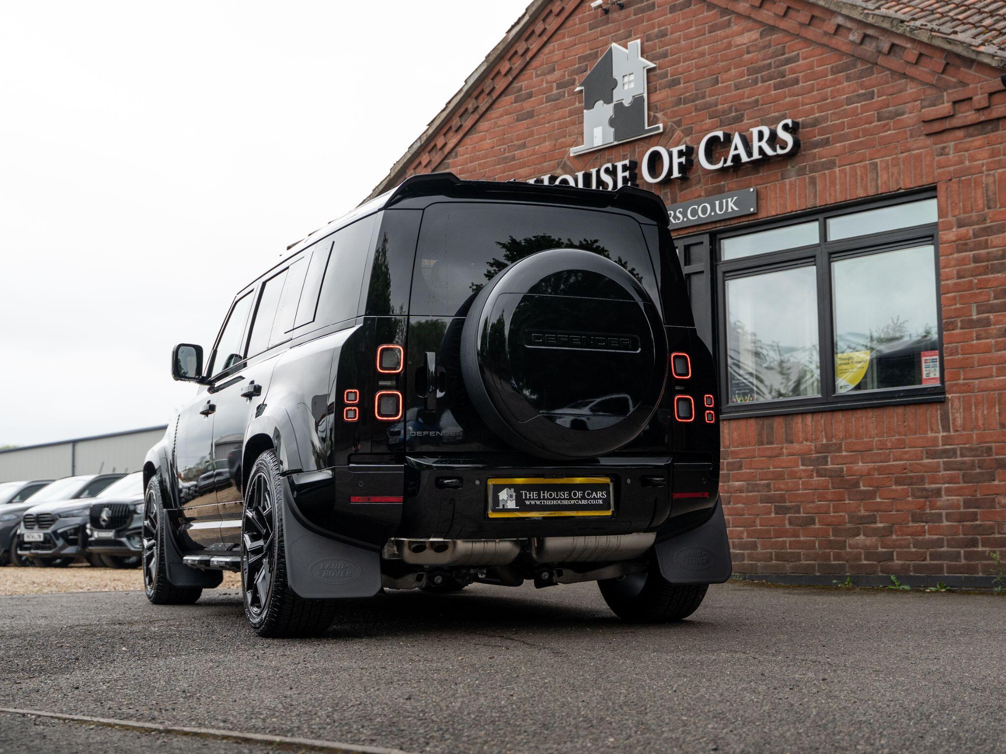 Land Rover Defender 110 view 13