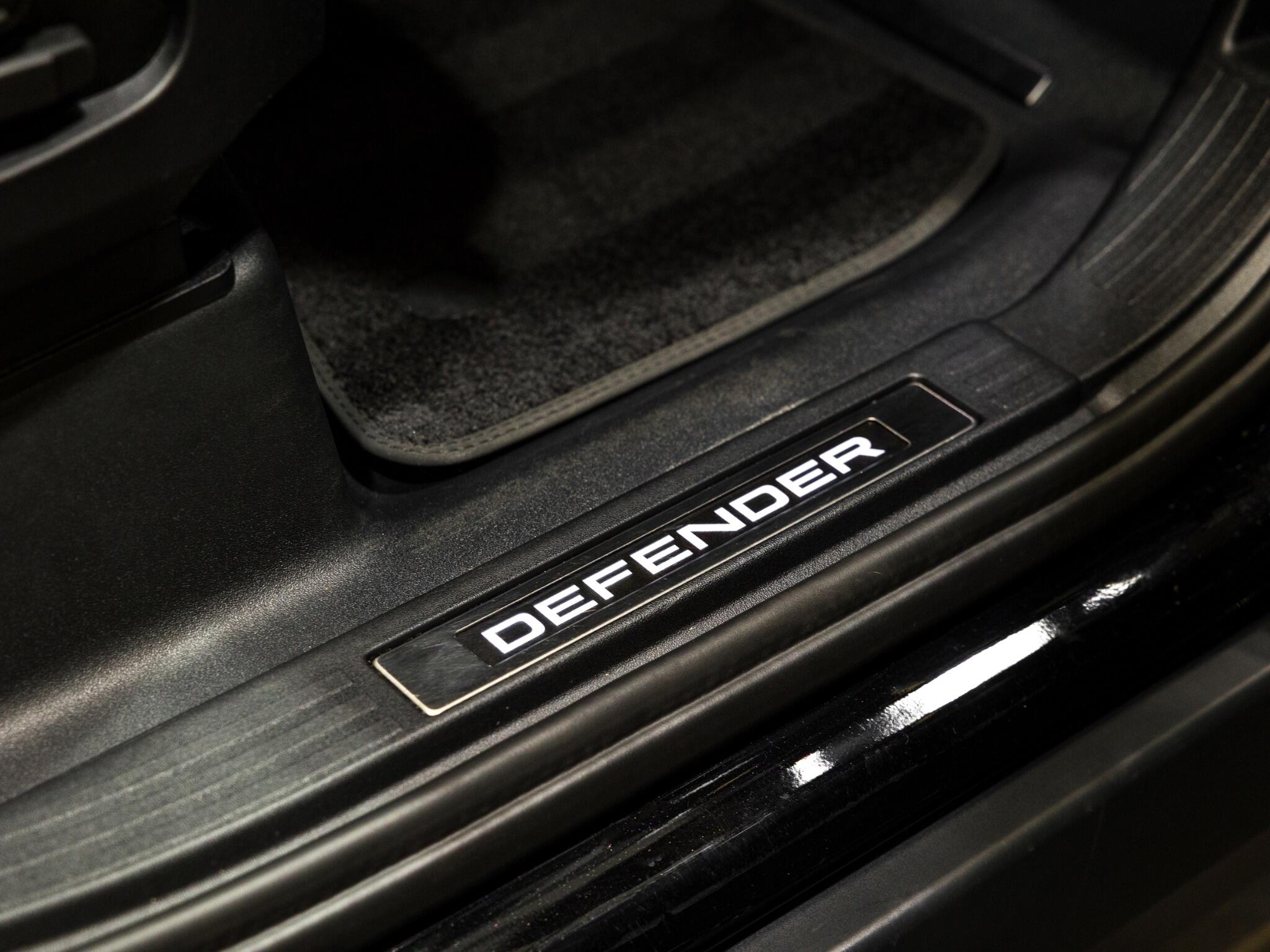 Land Rover Defender 110 view 31