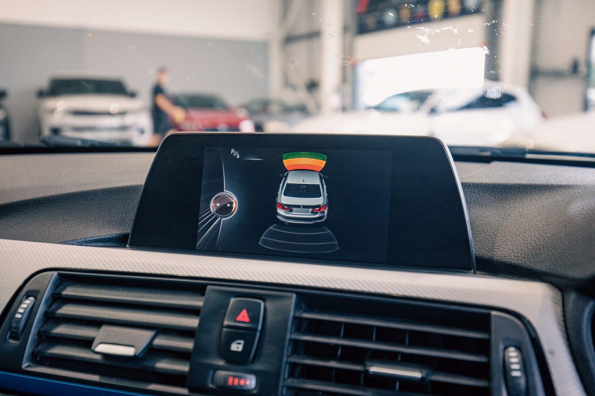 BMW 3 Series view 17