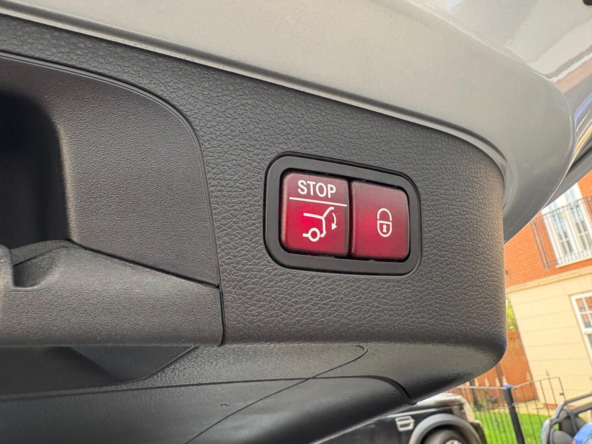Mercedes-Benz EQC view 18