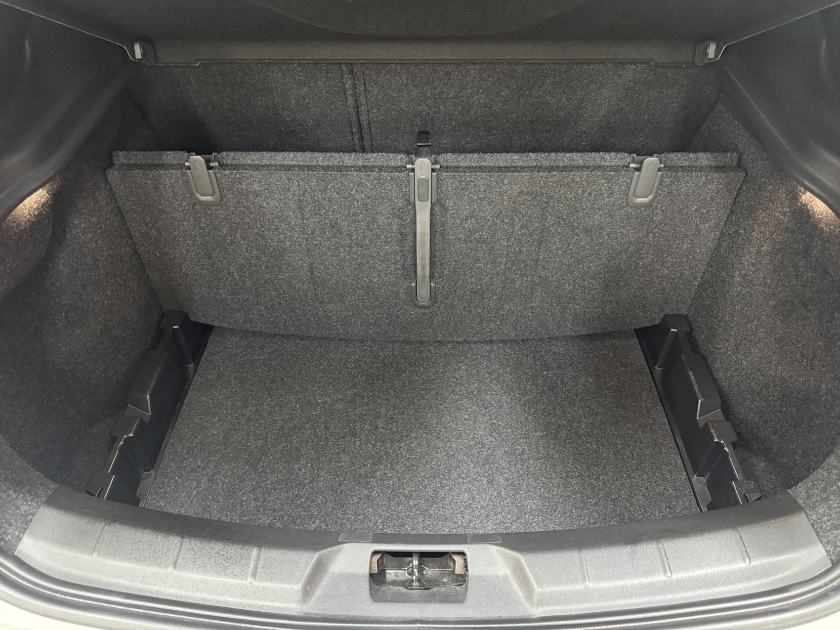 Volvo V40 view 74