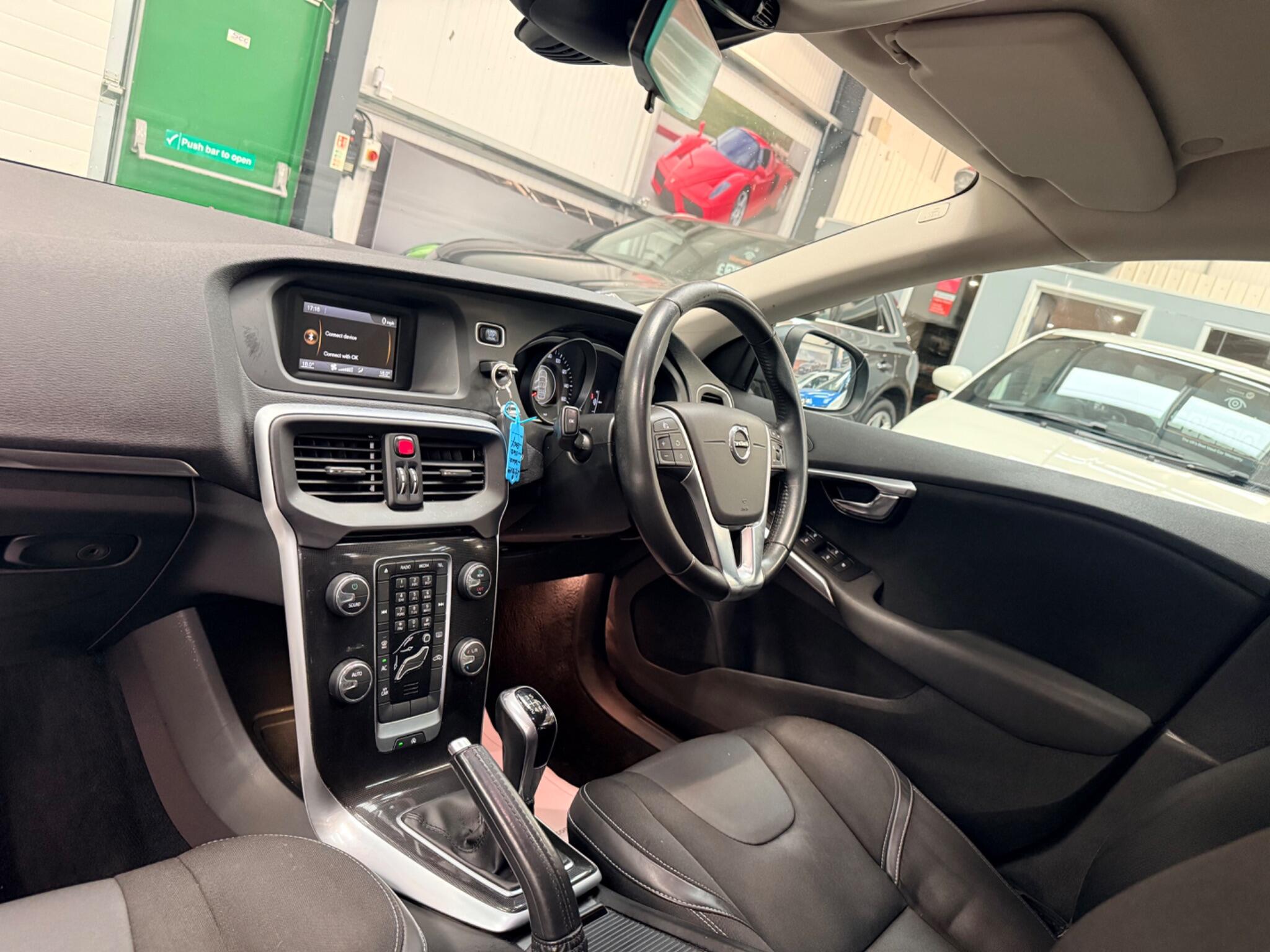 Volvo V40 view 3