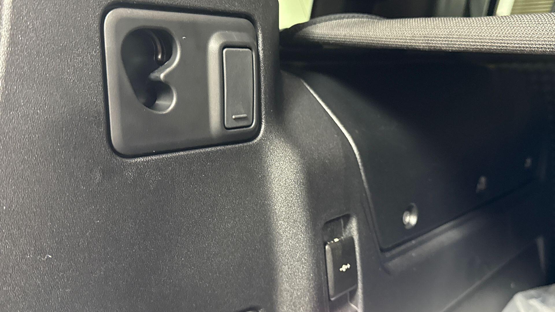 Land Rover Defender view 27