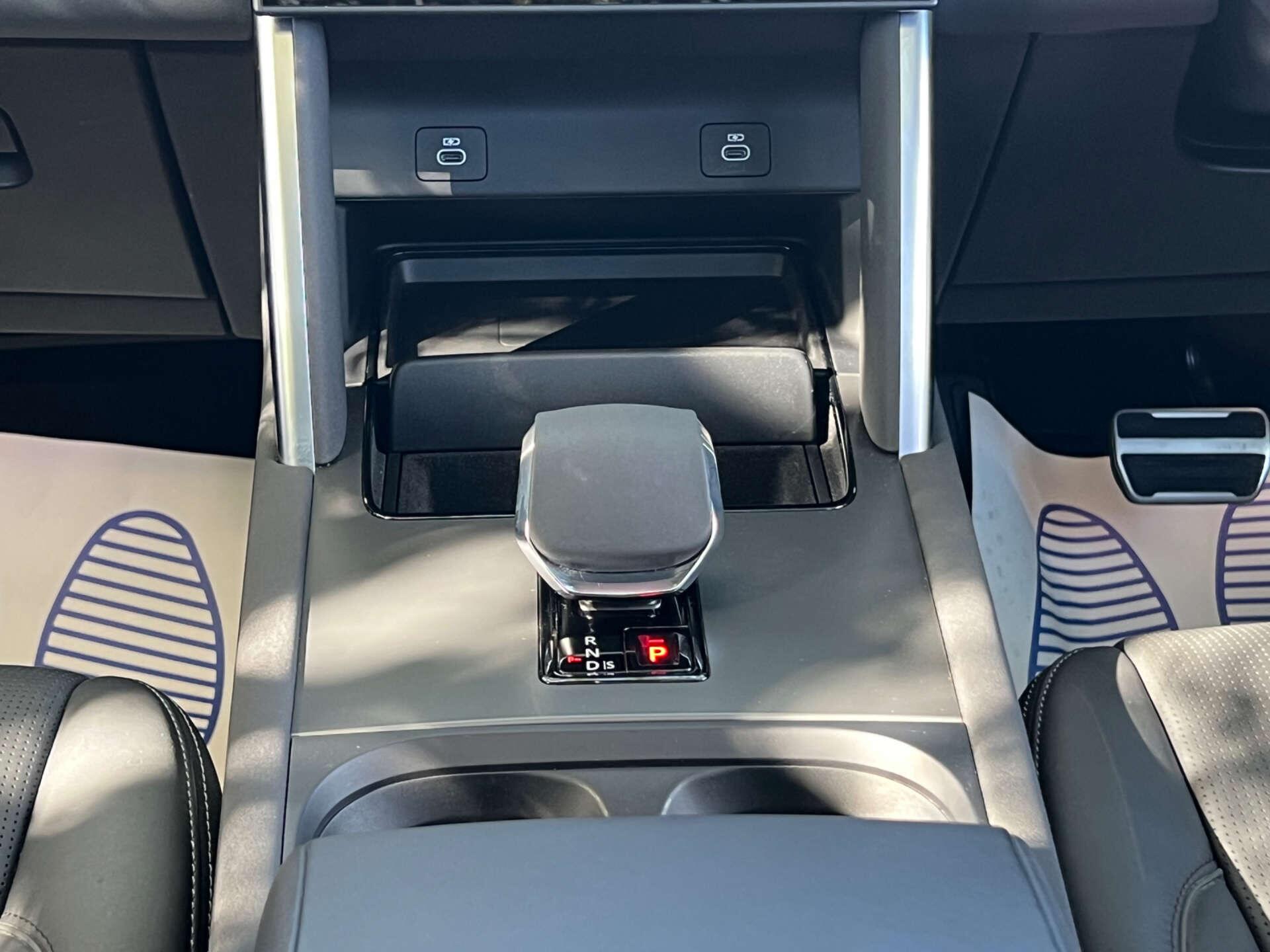 Land Rover Discovery Sport view 40