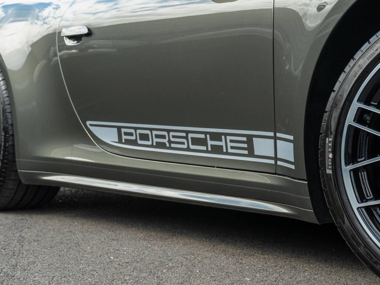 Porsche 911 view 10