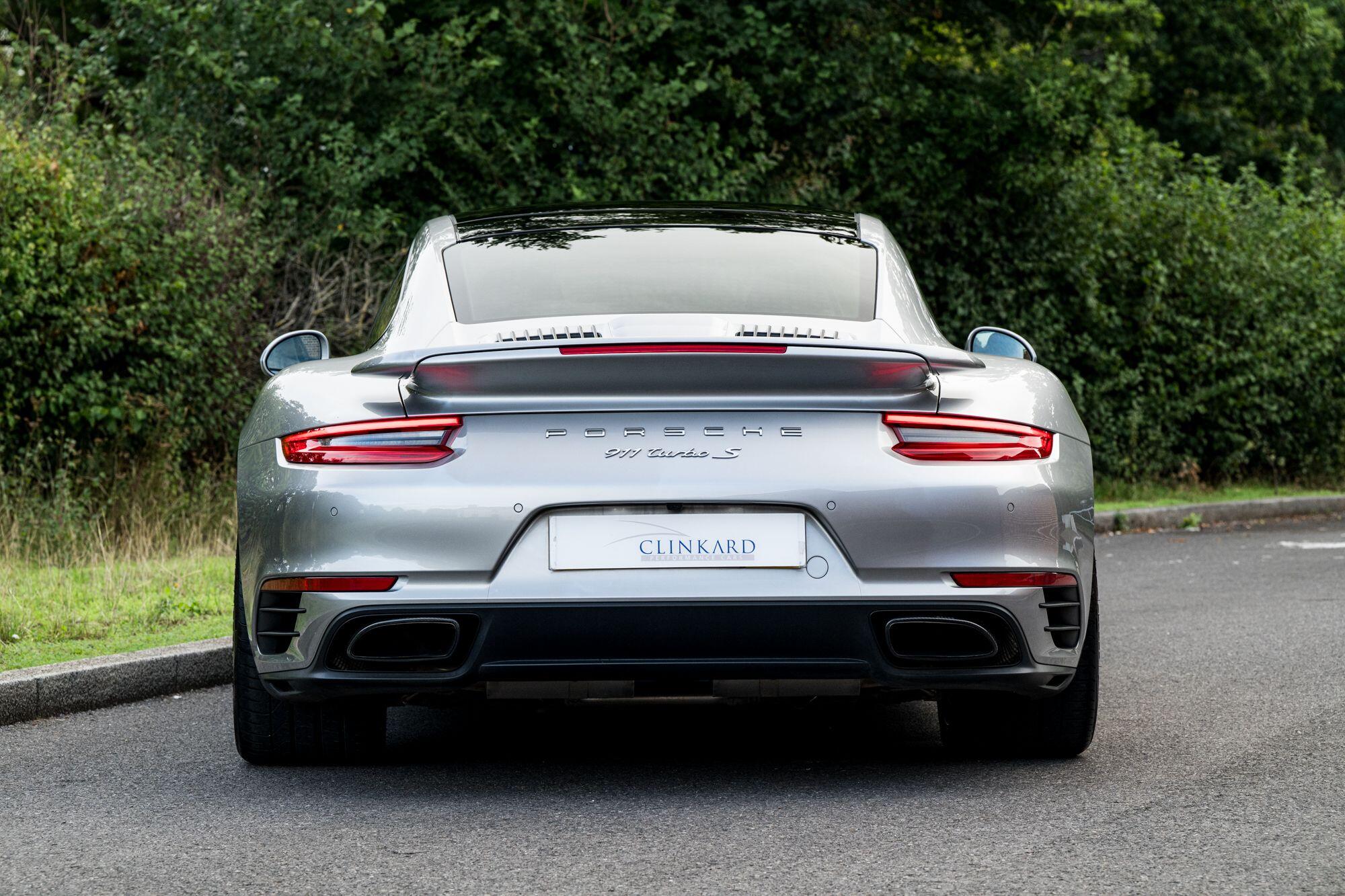 Porsche 911 view 7