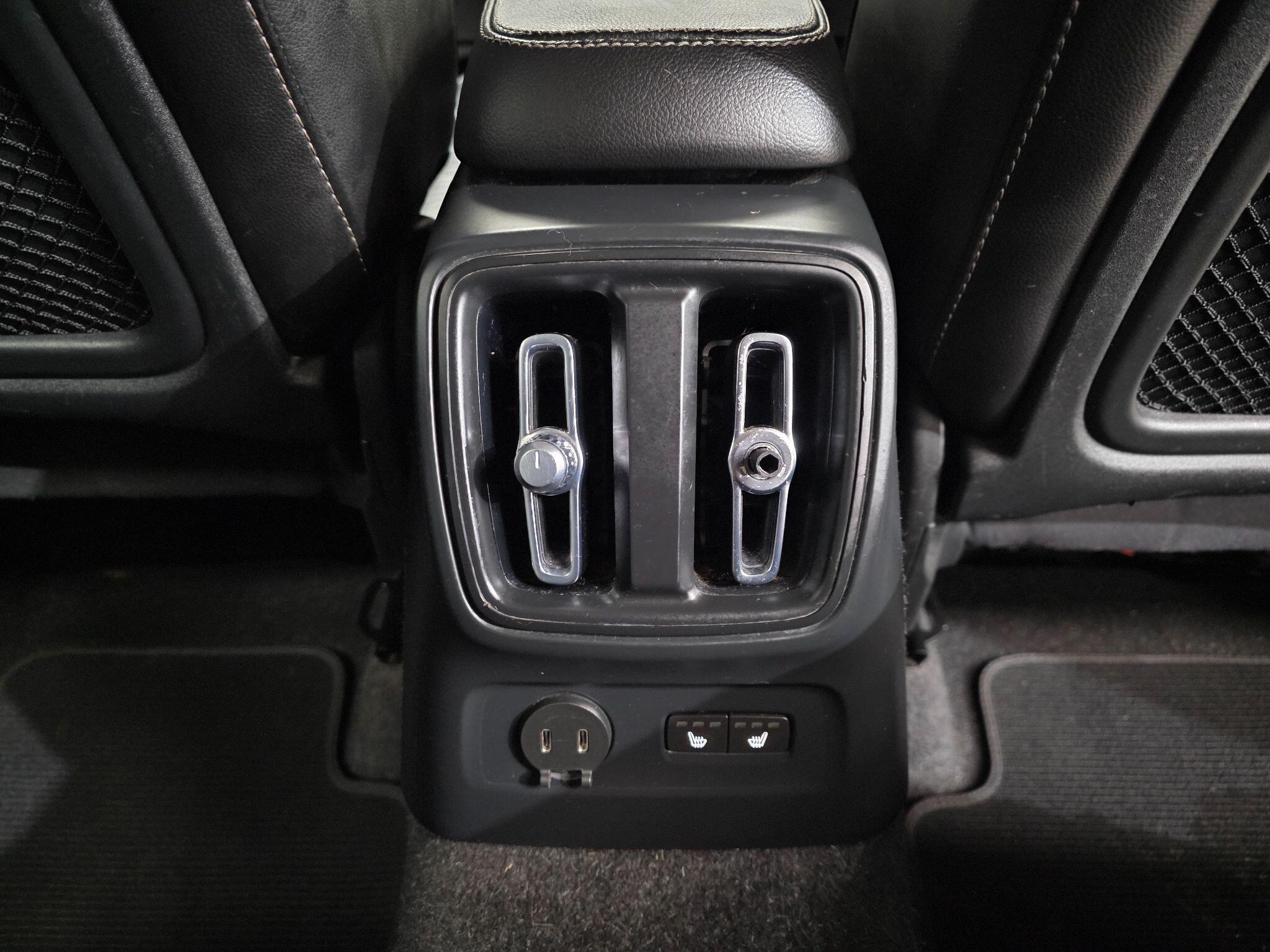 Volvo XC40 view 25