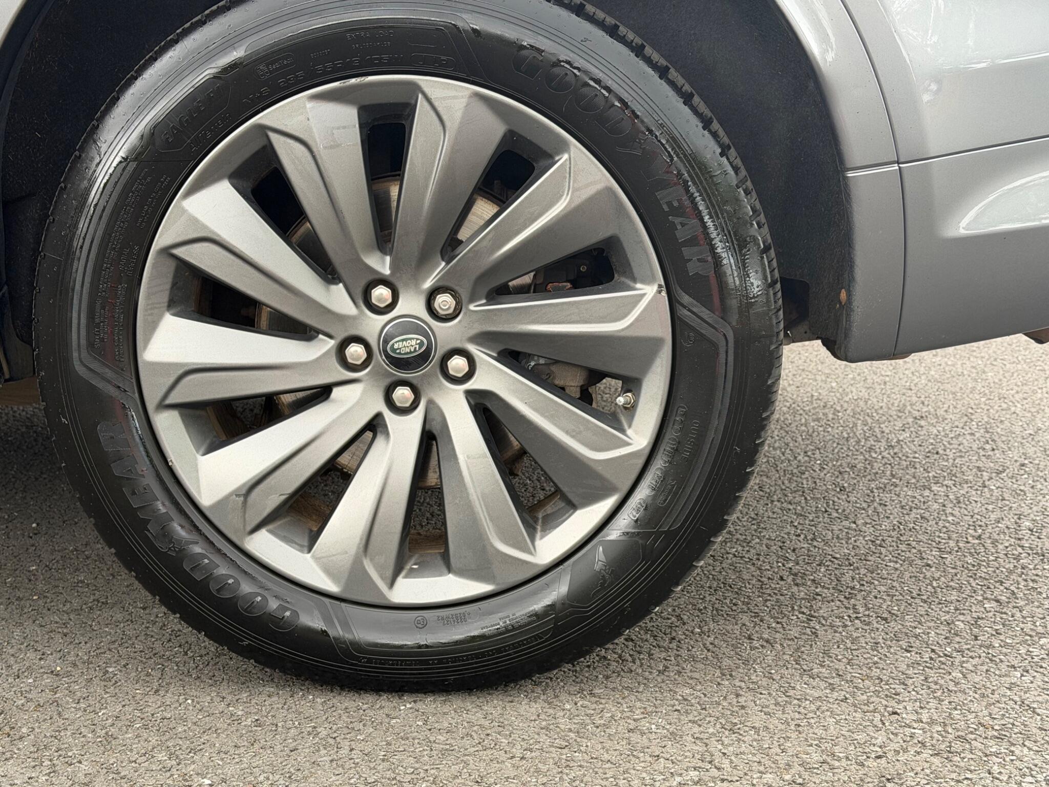 Land Rover Discovery Sport view 27