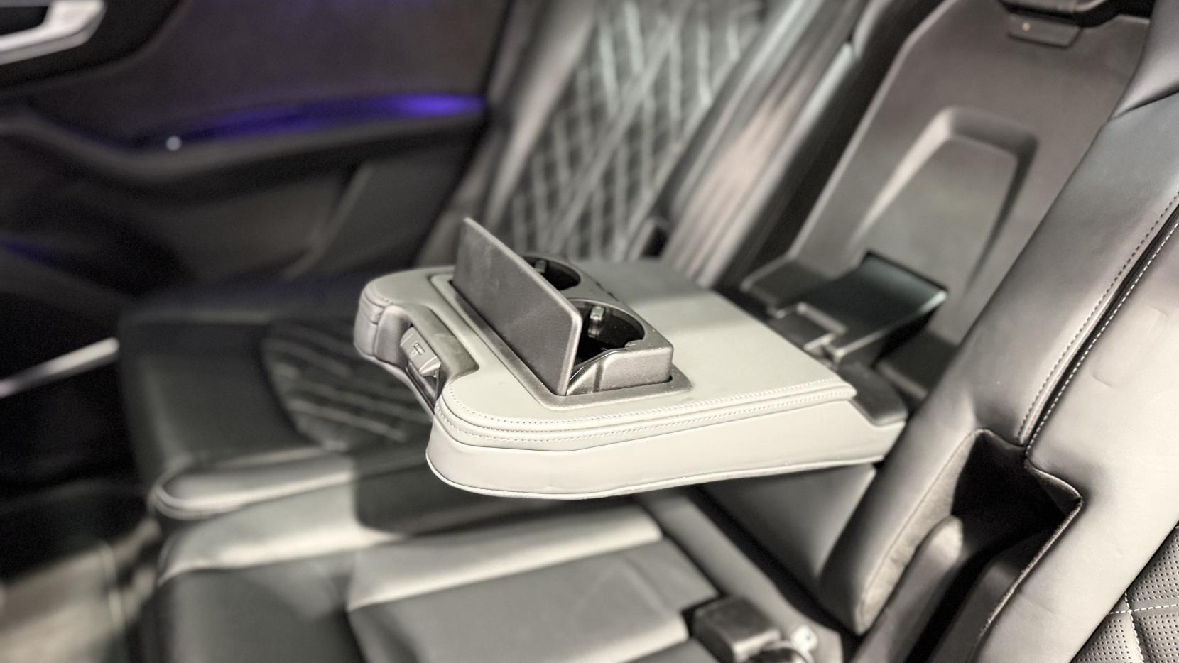 Audi Q7 view 11