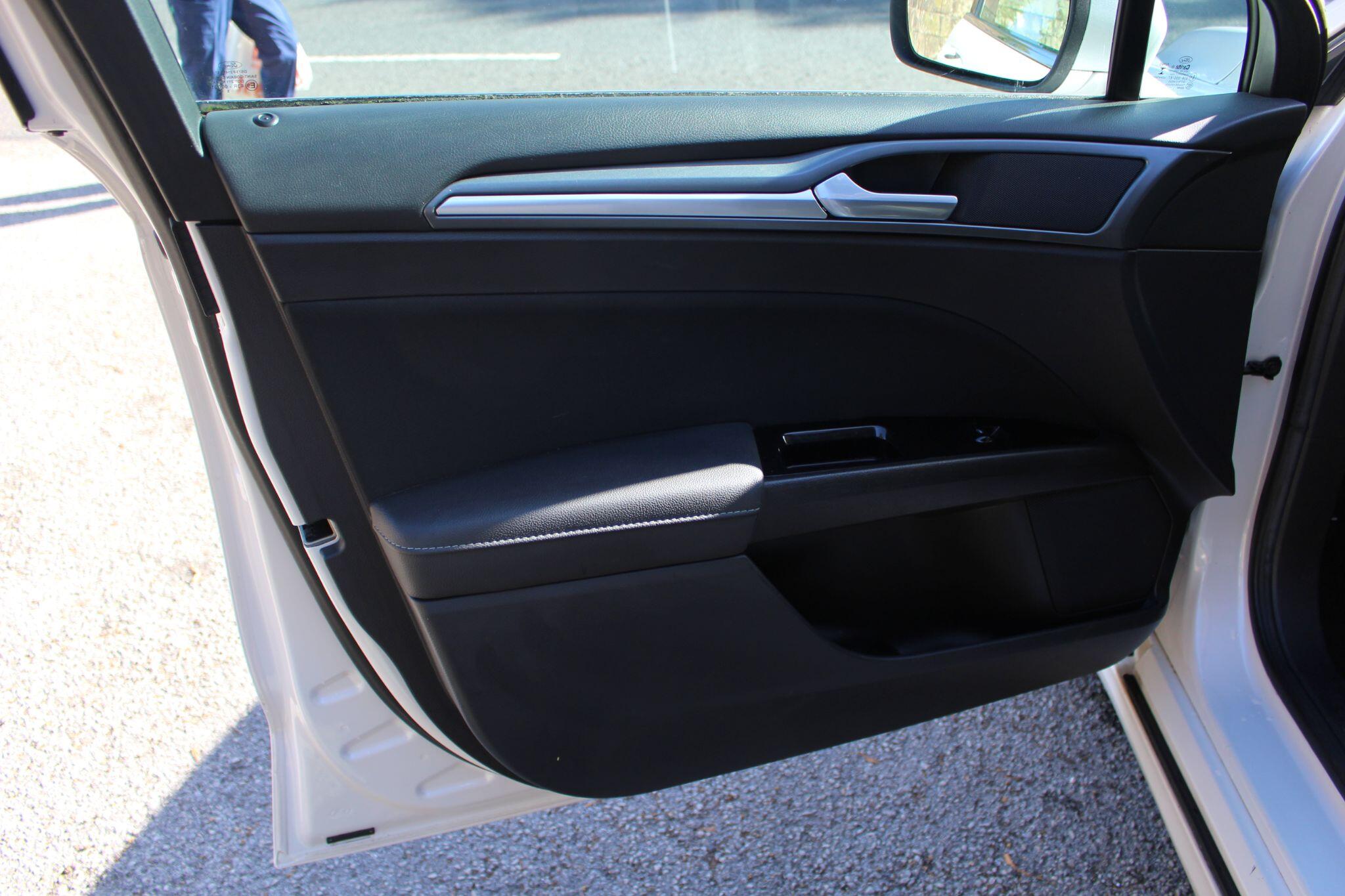 Ford Mondeo view 18