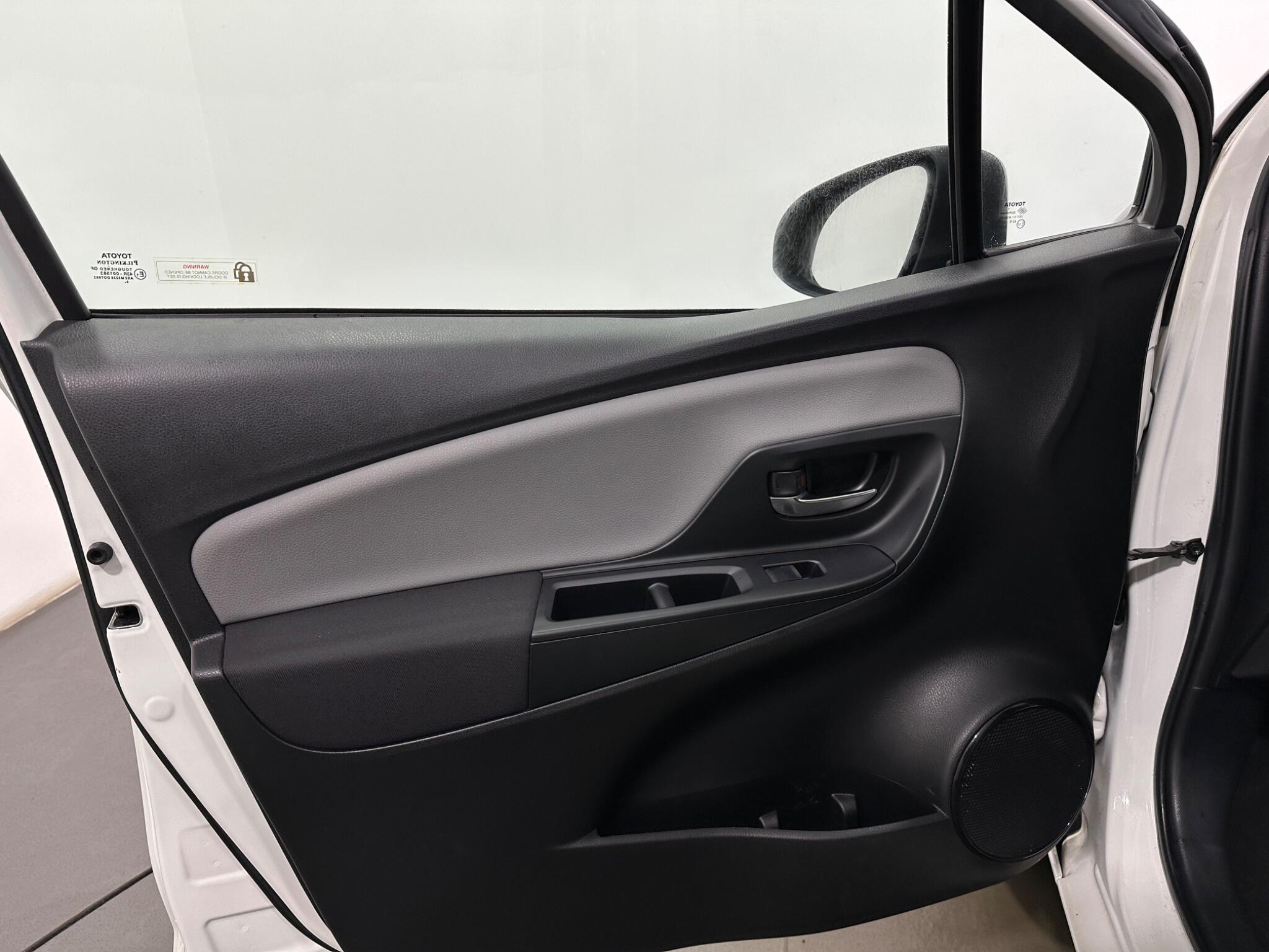 Toyota Yaris view 34