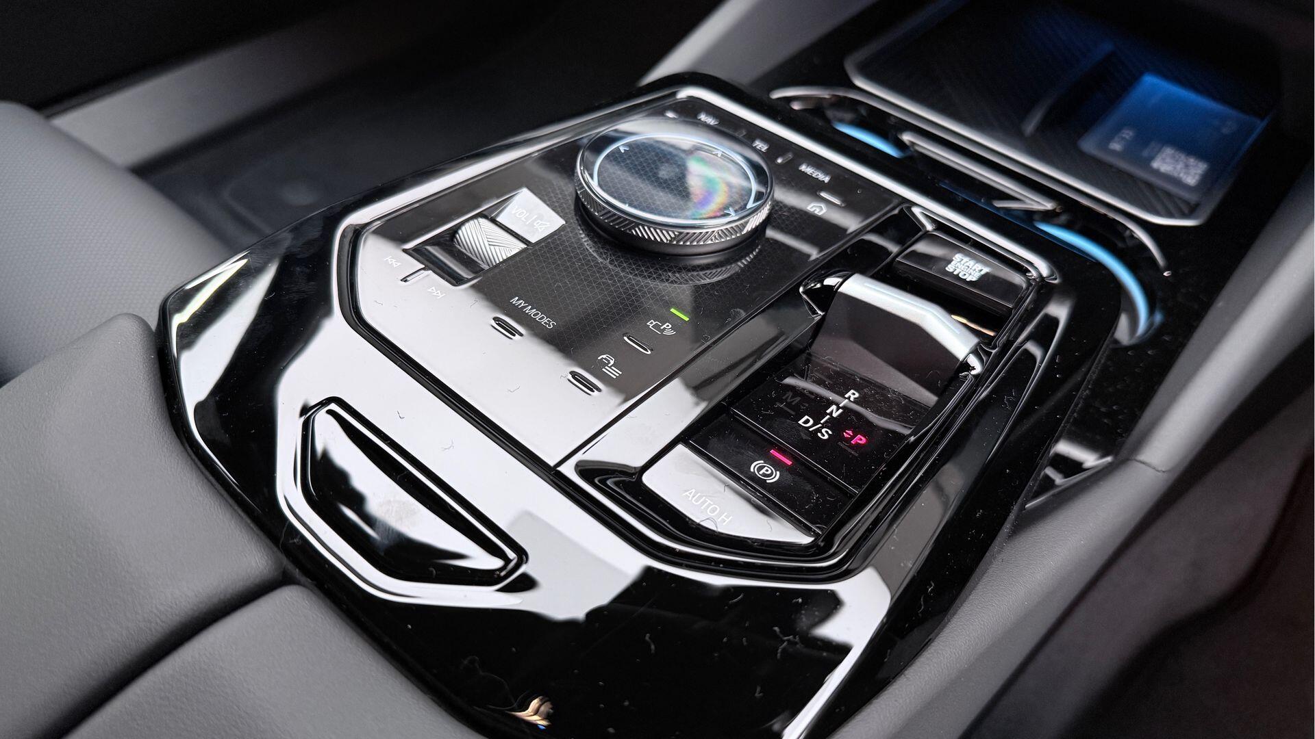 BMW 5 Series view 10