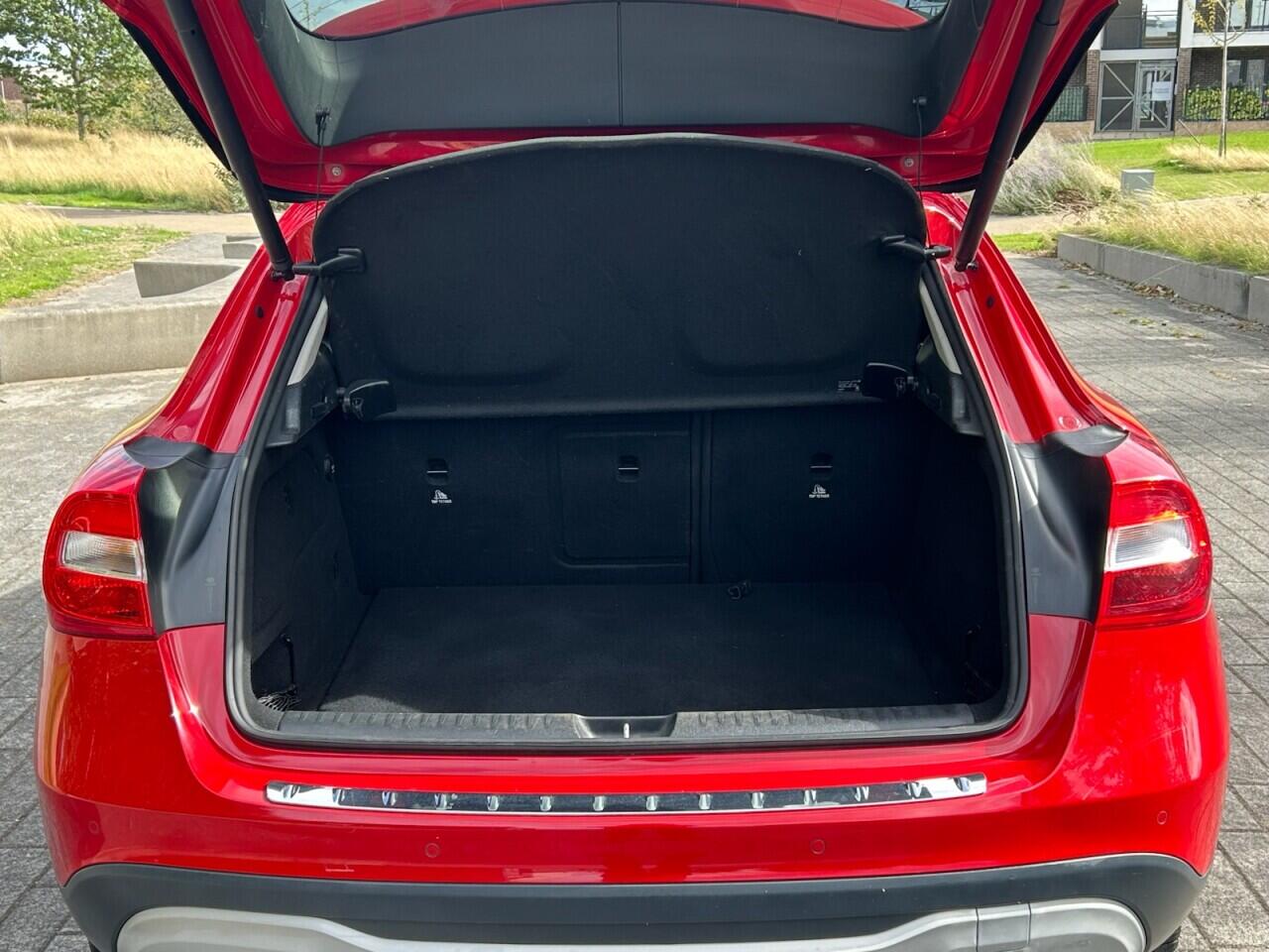 Mercedes-Benz GLA view 13
