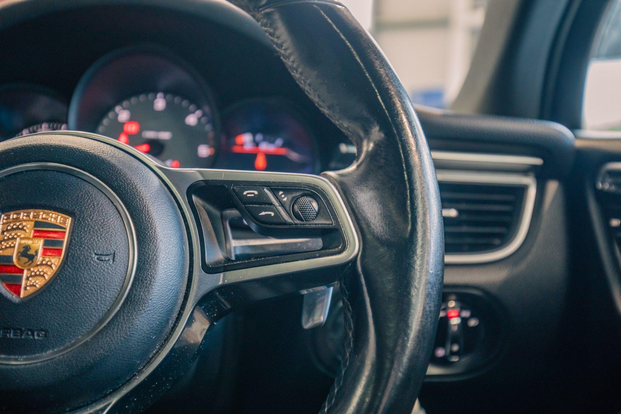 Porsche Macan view 12