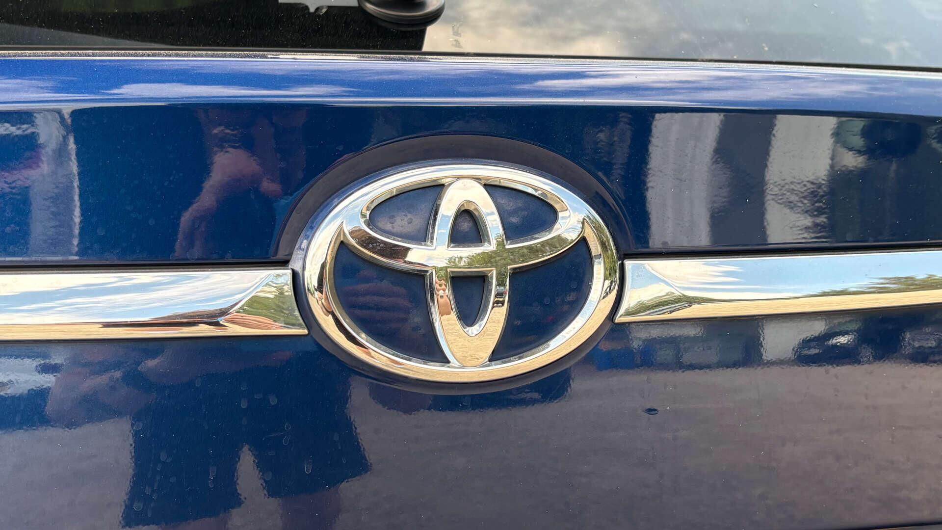 Toyota Avensis view 45