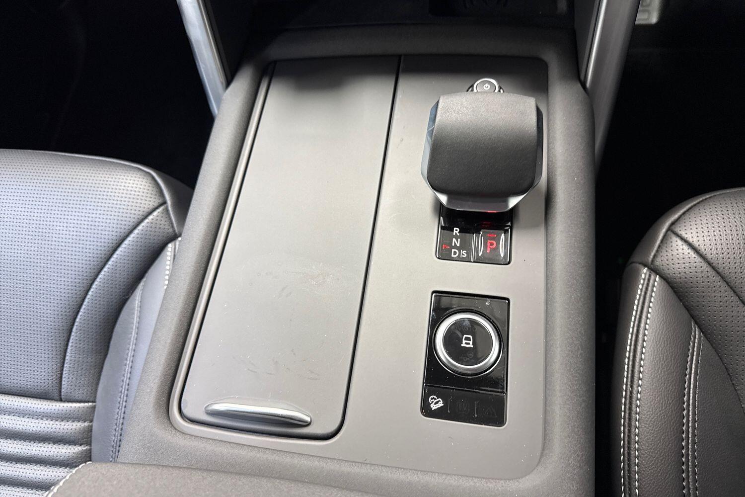 Land Rover Discovery view 12