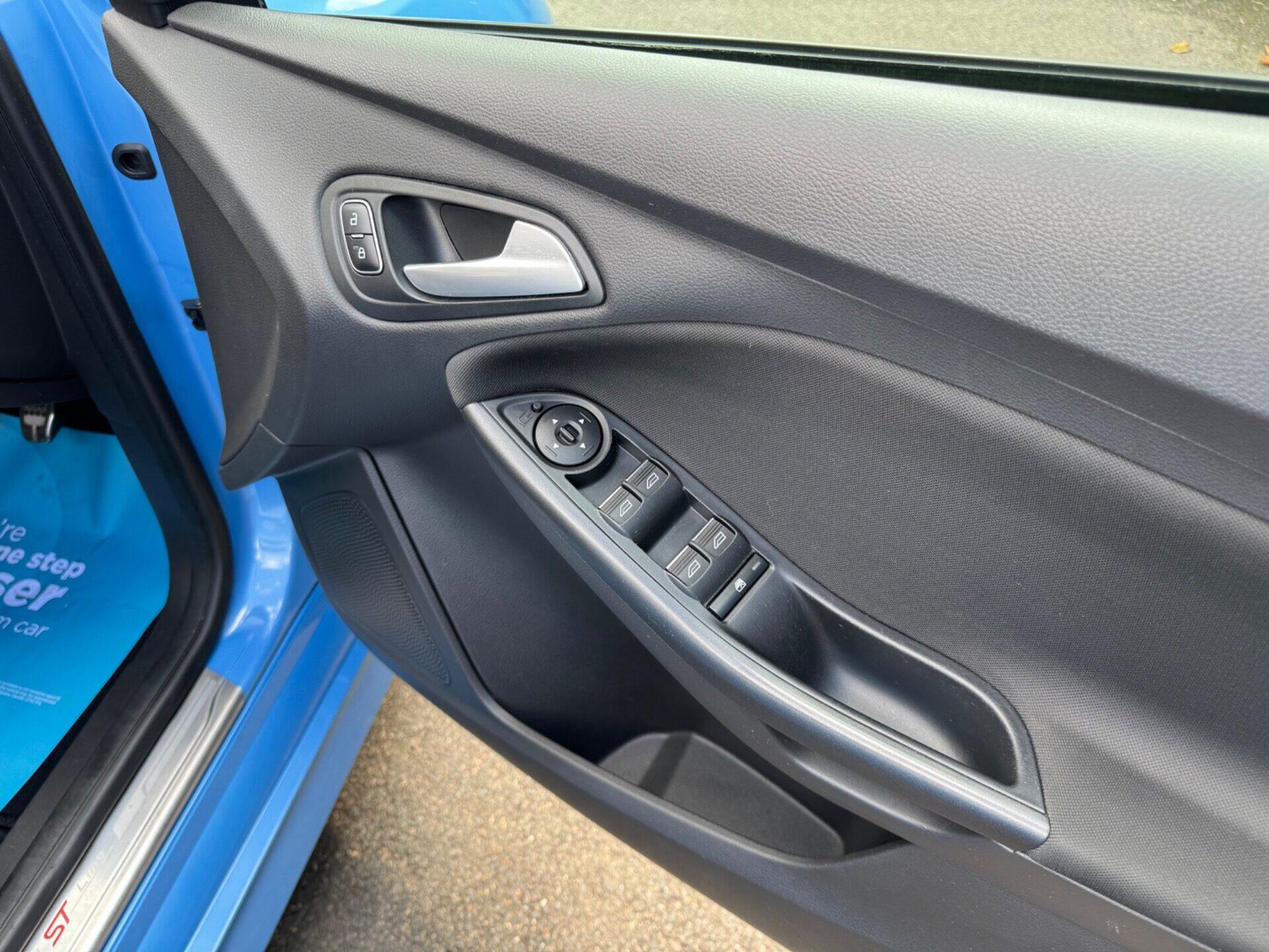 Ford Focus view 39