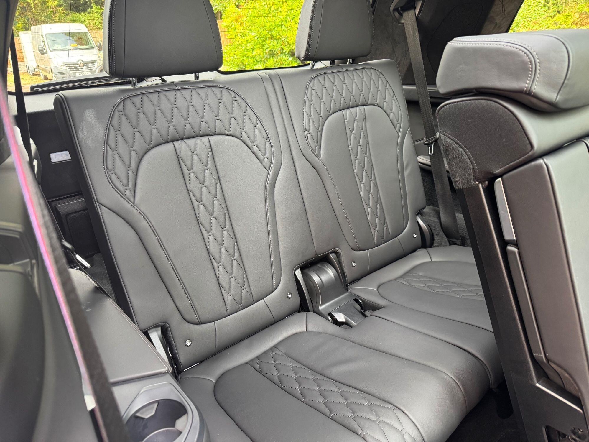 BMW X7 view 25