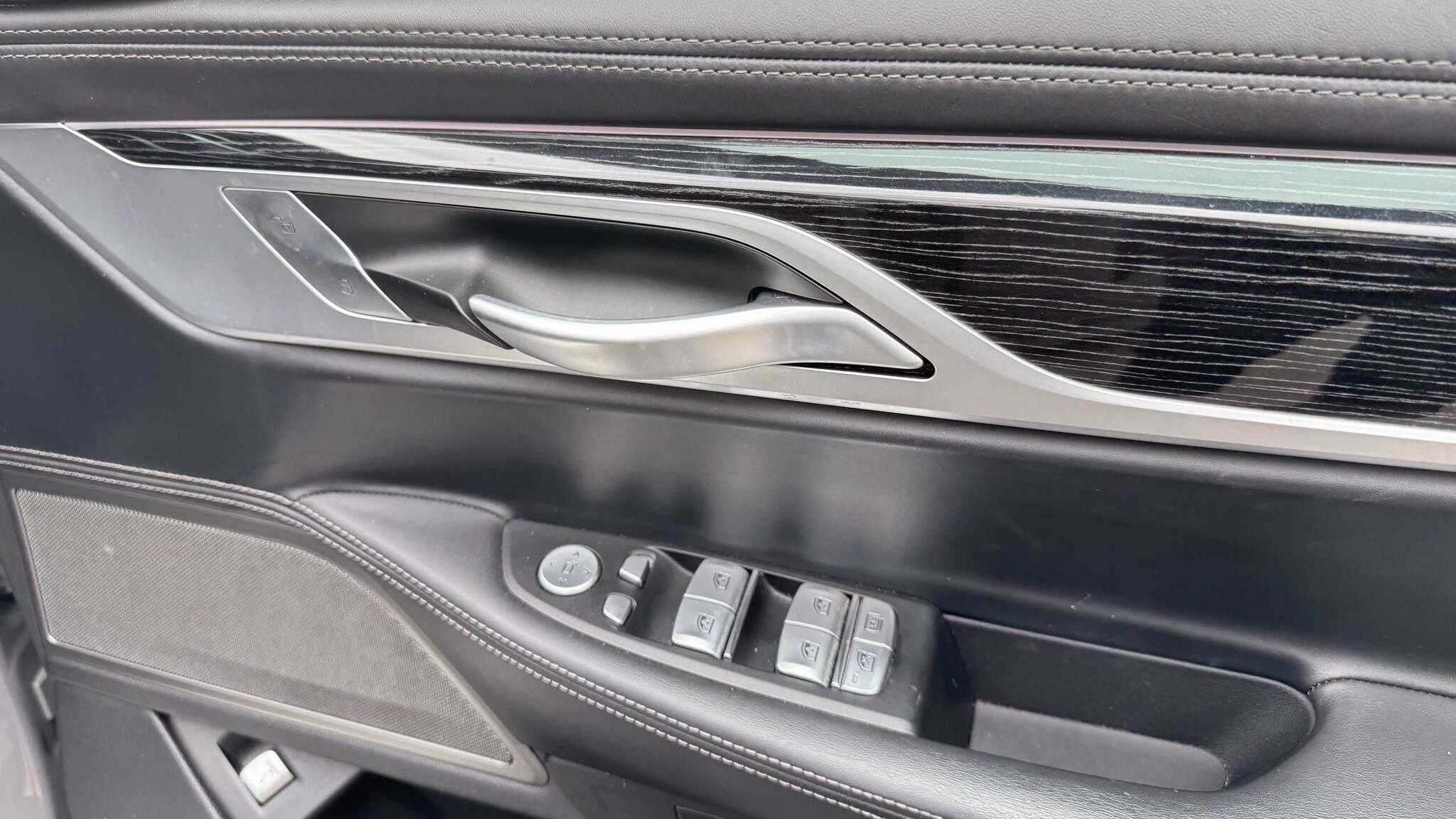 BMW 7 Series view 26
