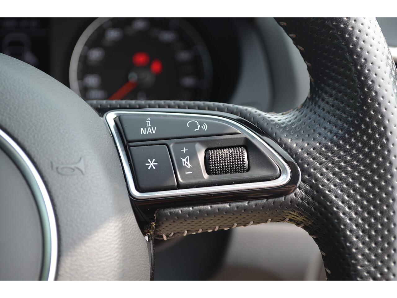 Audi Q3 view 30