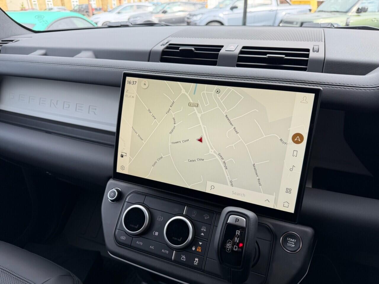 Land Rover Defender 110 view 28