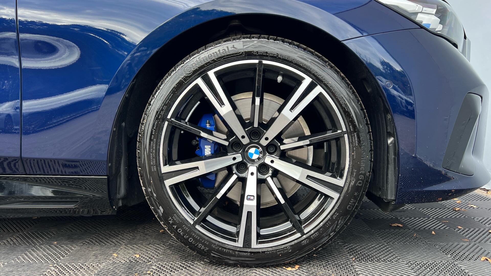BMW 5 Series view 14