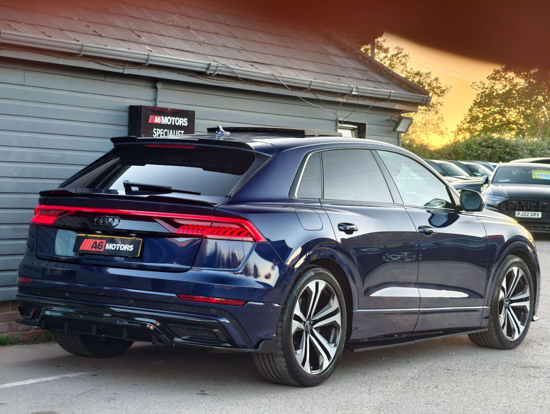 Audi Q8 view 10