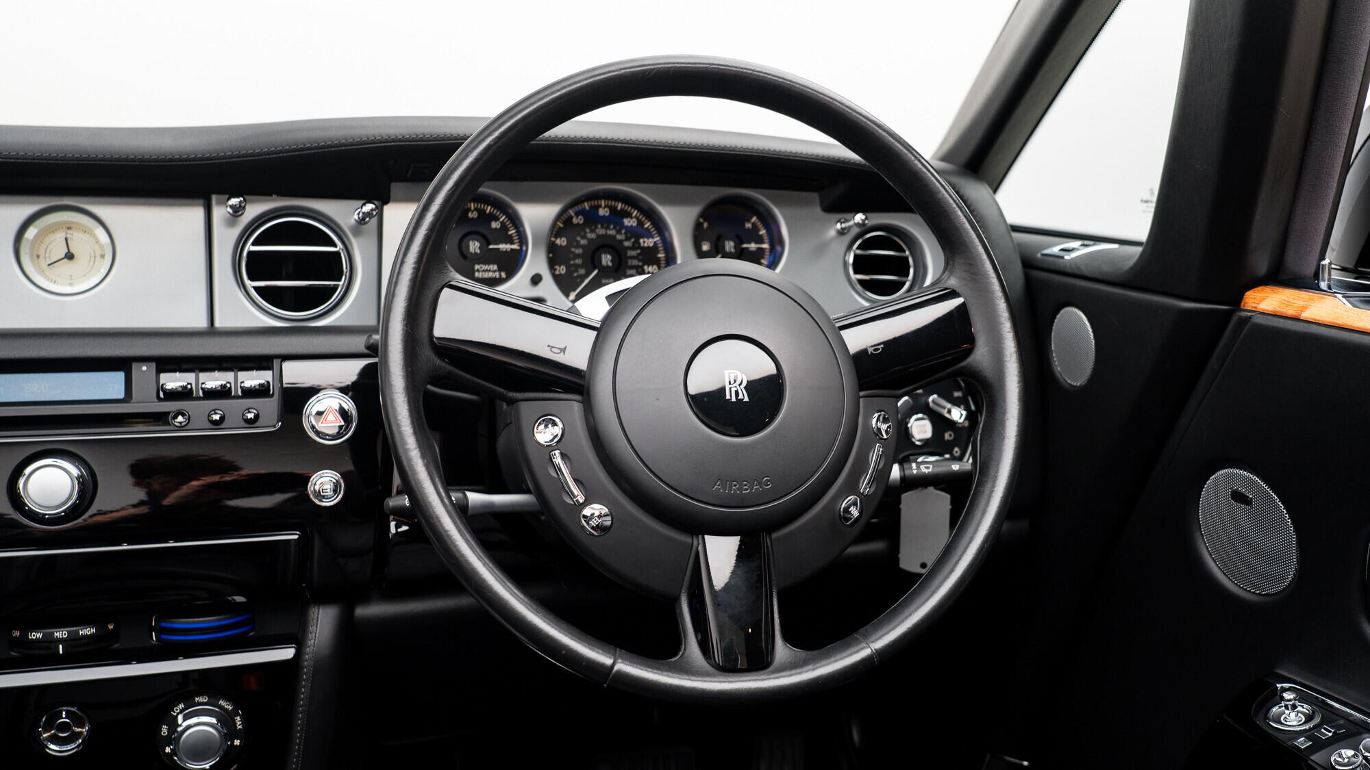 Rolls-Royce Phantom view 41