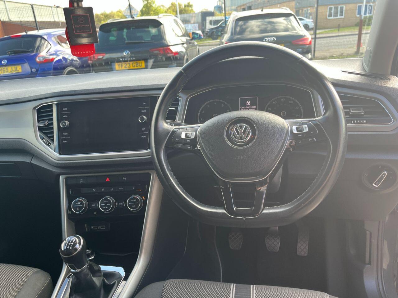 Volkswagen T-Roc view 11
