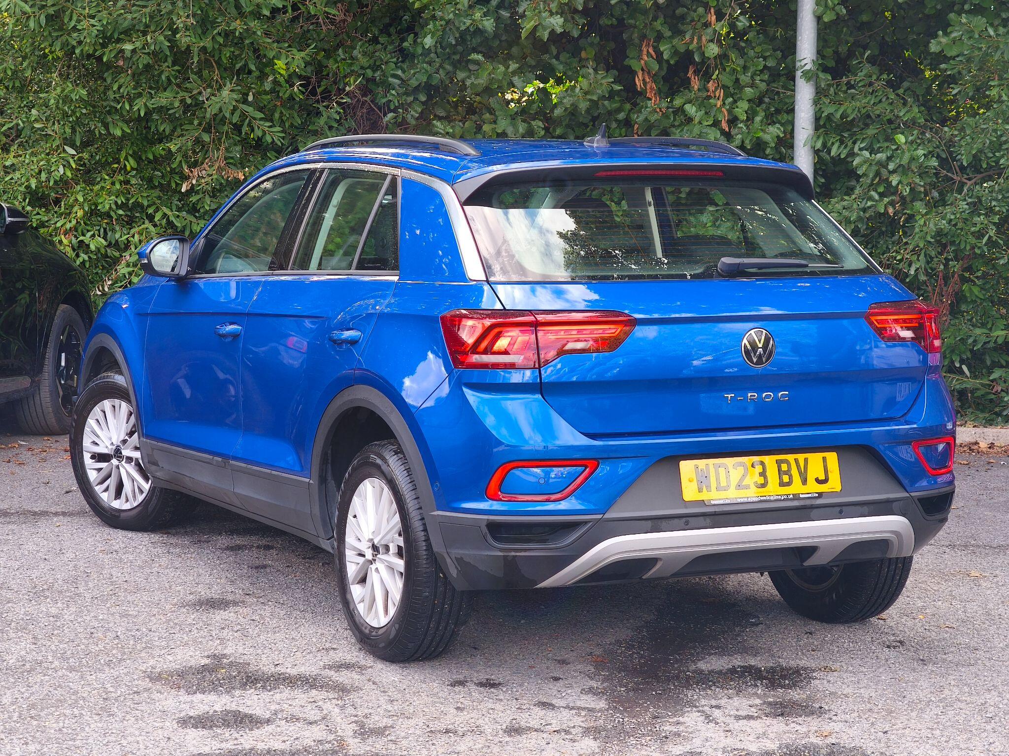 Volkswagen T-Roc view 3