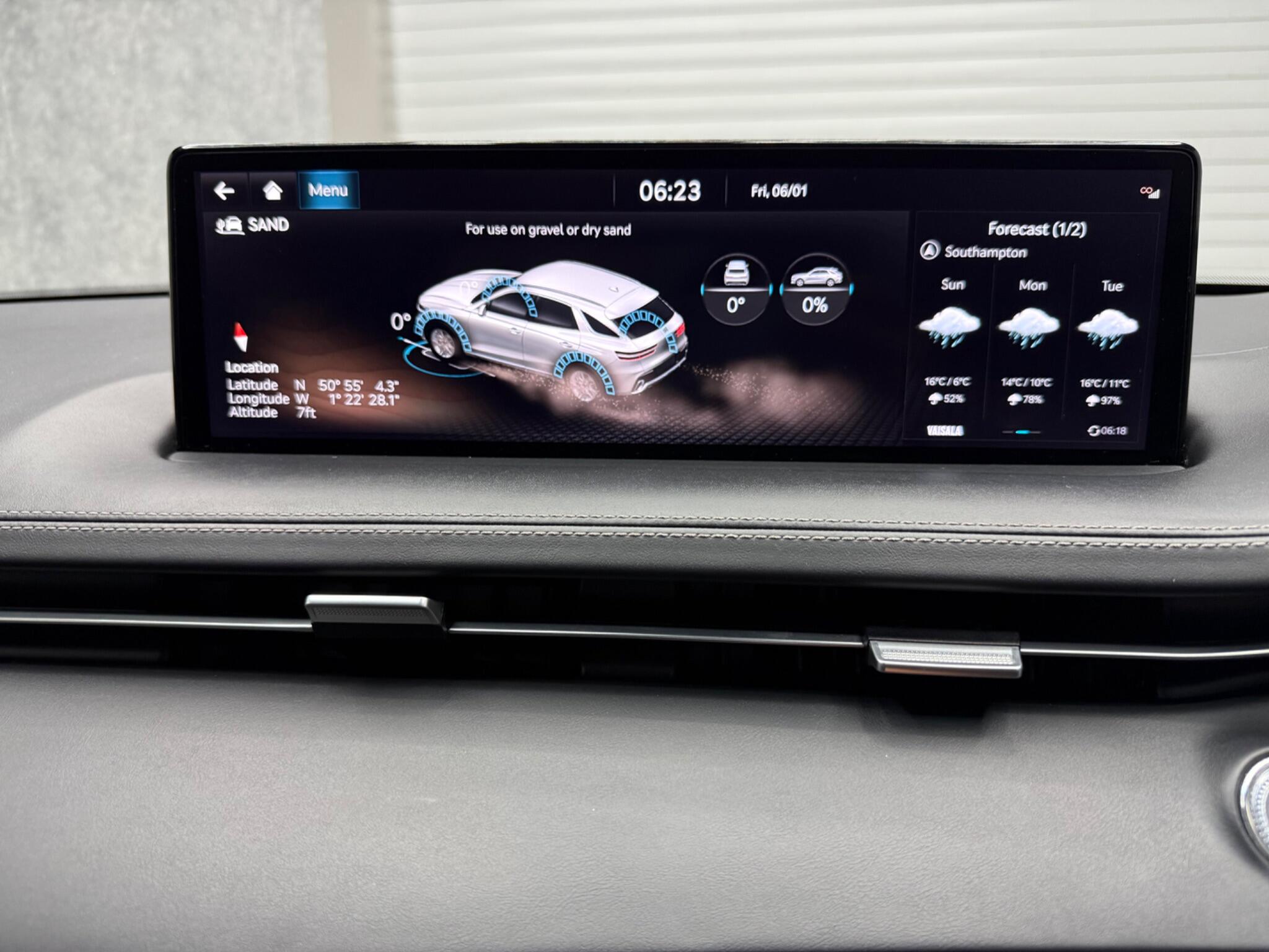 Genesis GV70 view 21