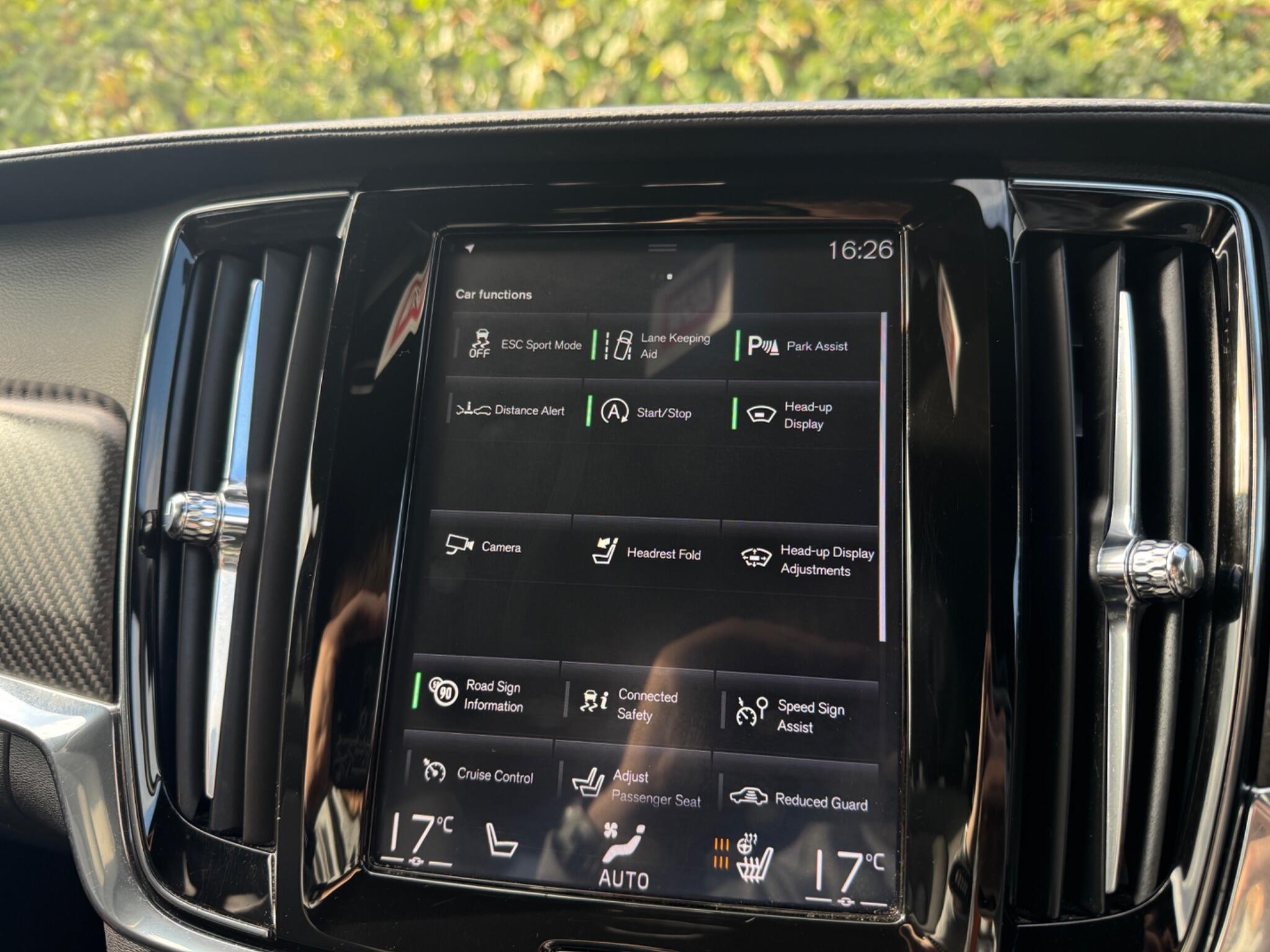 Volvo V90 Cross Country view 43