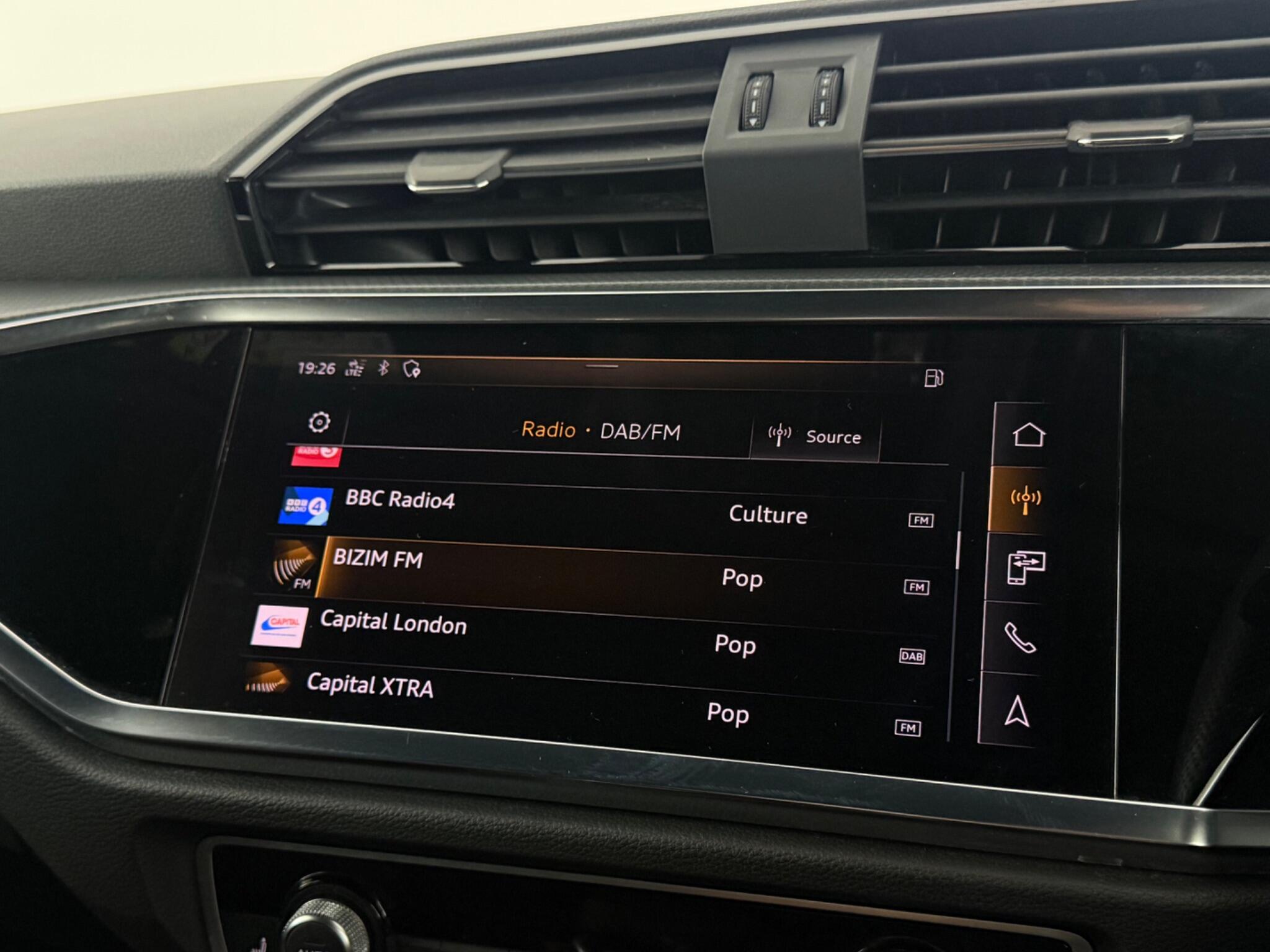 Audi Q3 view 25
