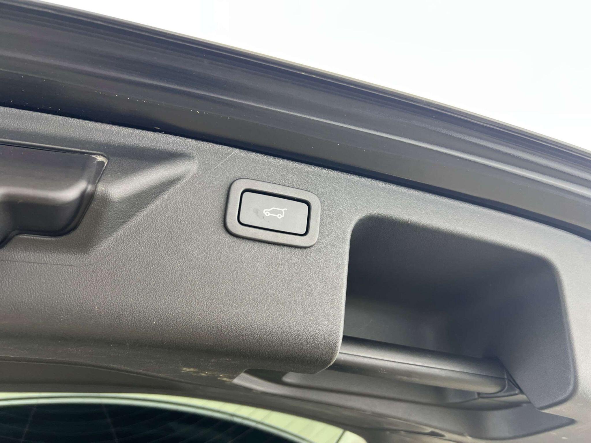 Land Rover Discovery Sport view 19