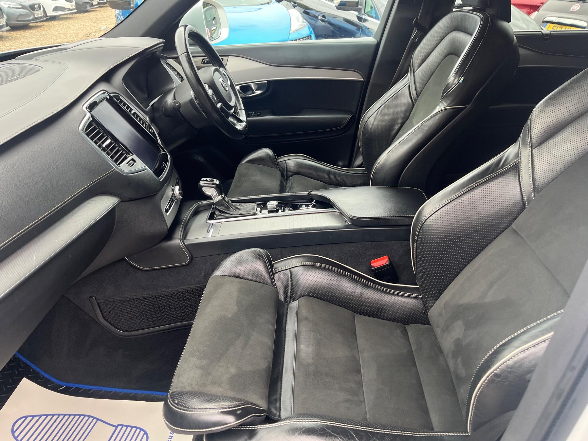 Volvo XC90 view 12