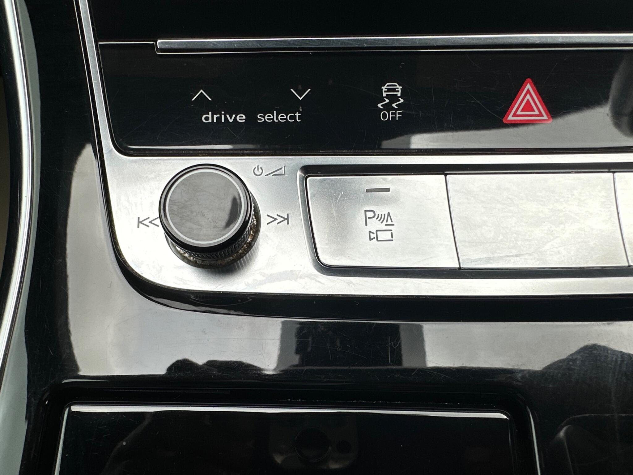 Audi Q8 view 22