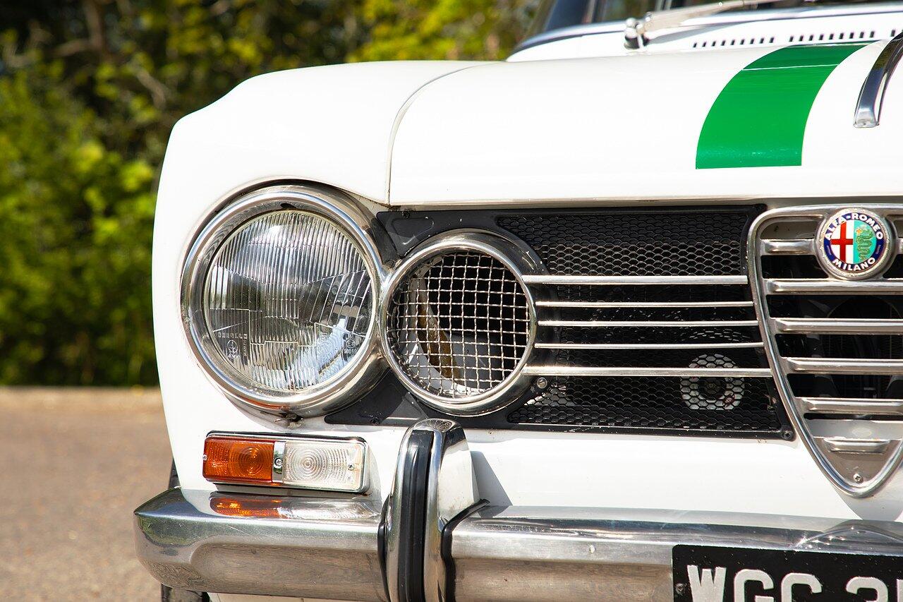Alfa Romeo Giulia view 77