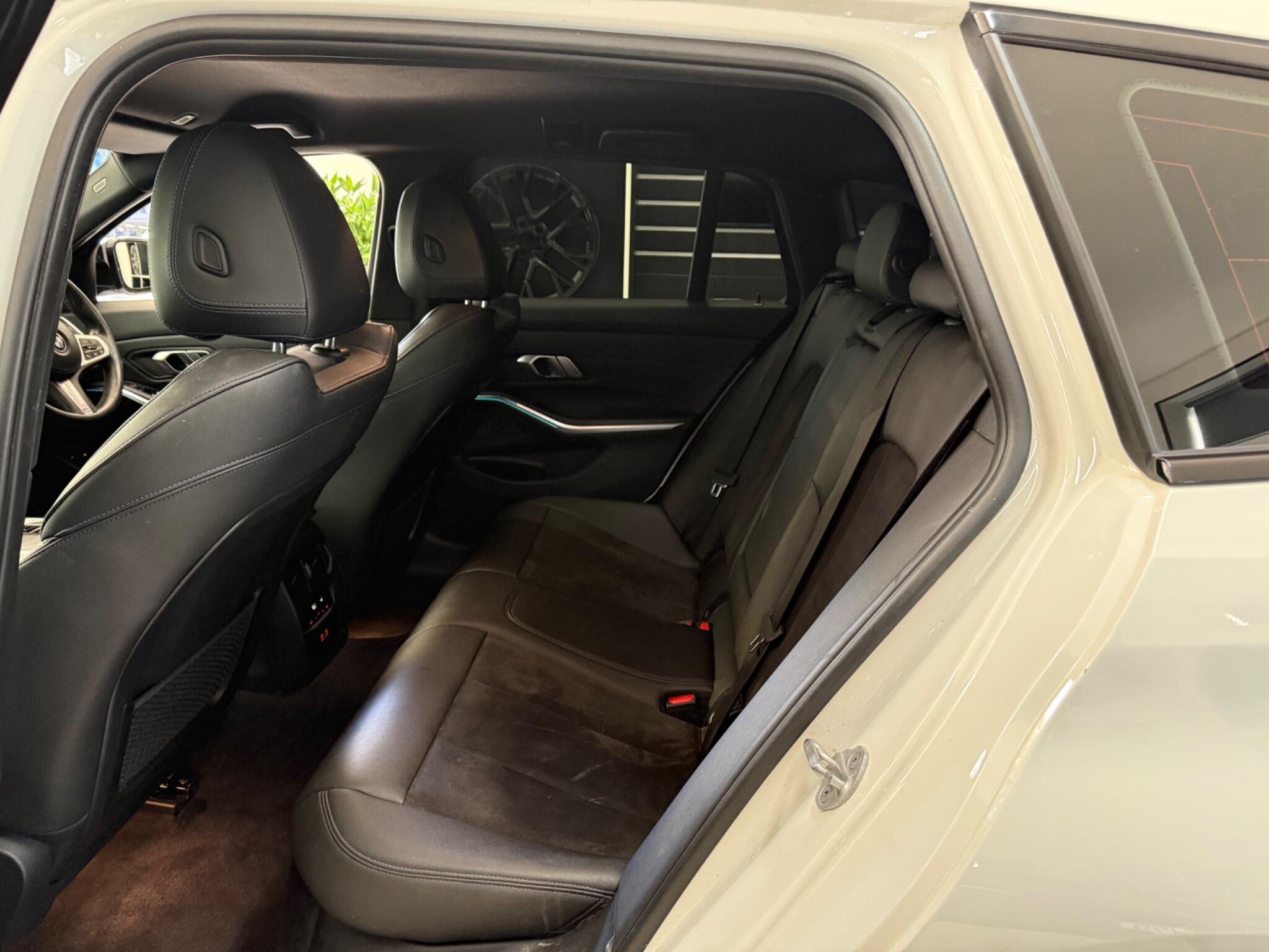 BMW 3 Series view 32