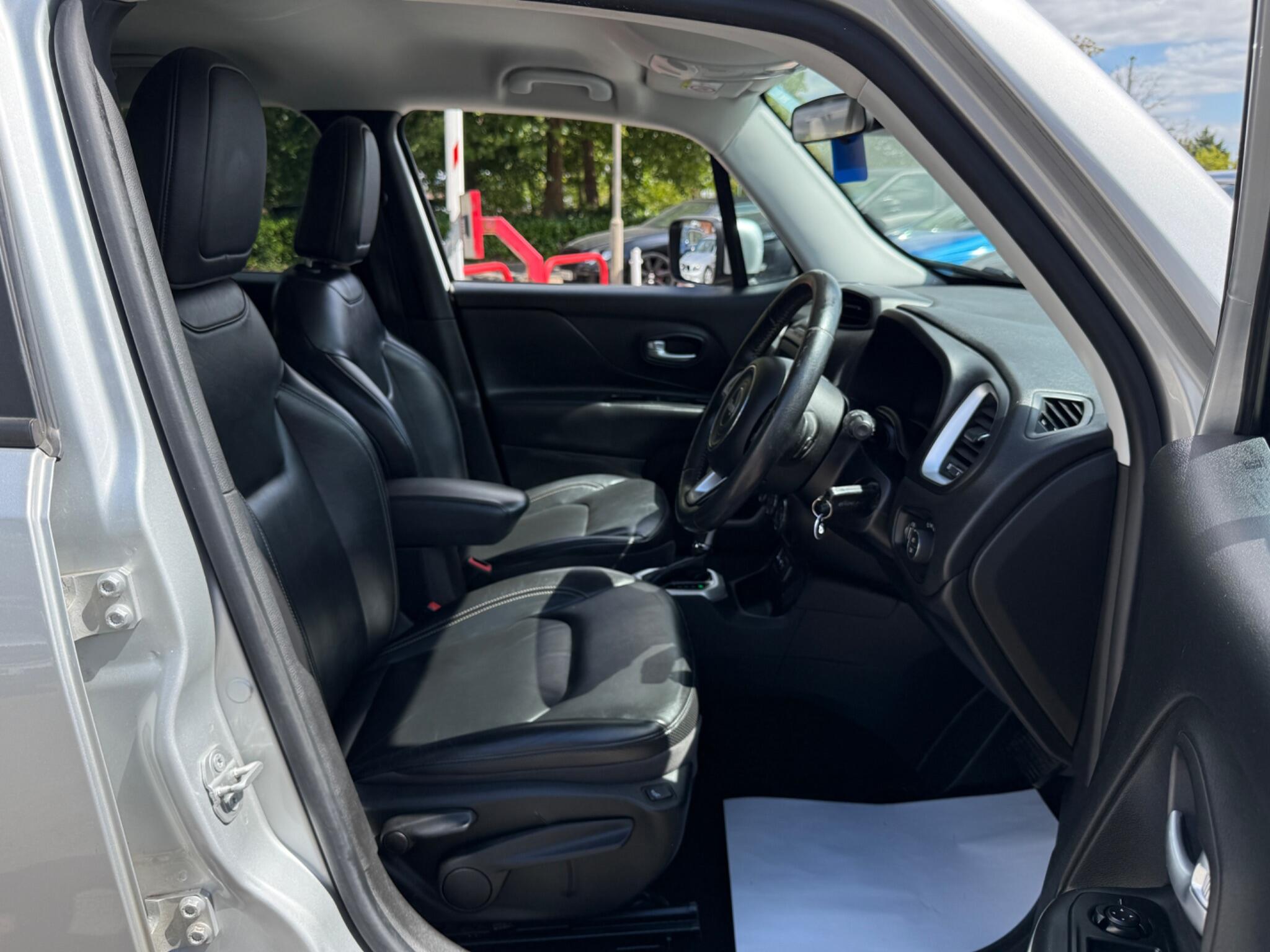 Jeep Renegade - Image 27