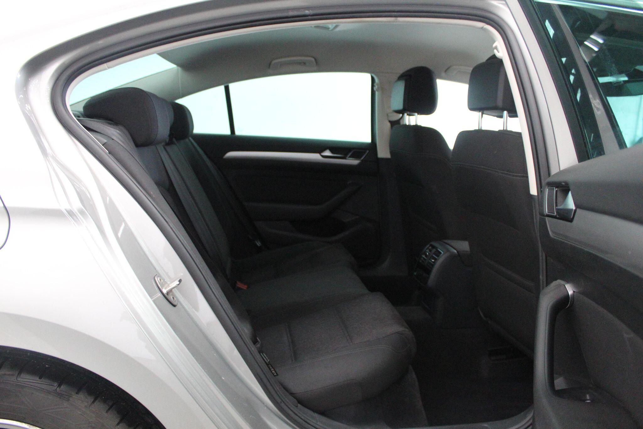 Volkswagen Passat view 51