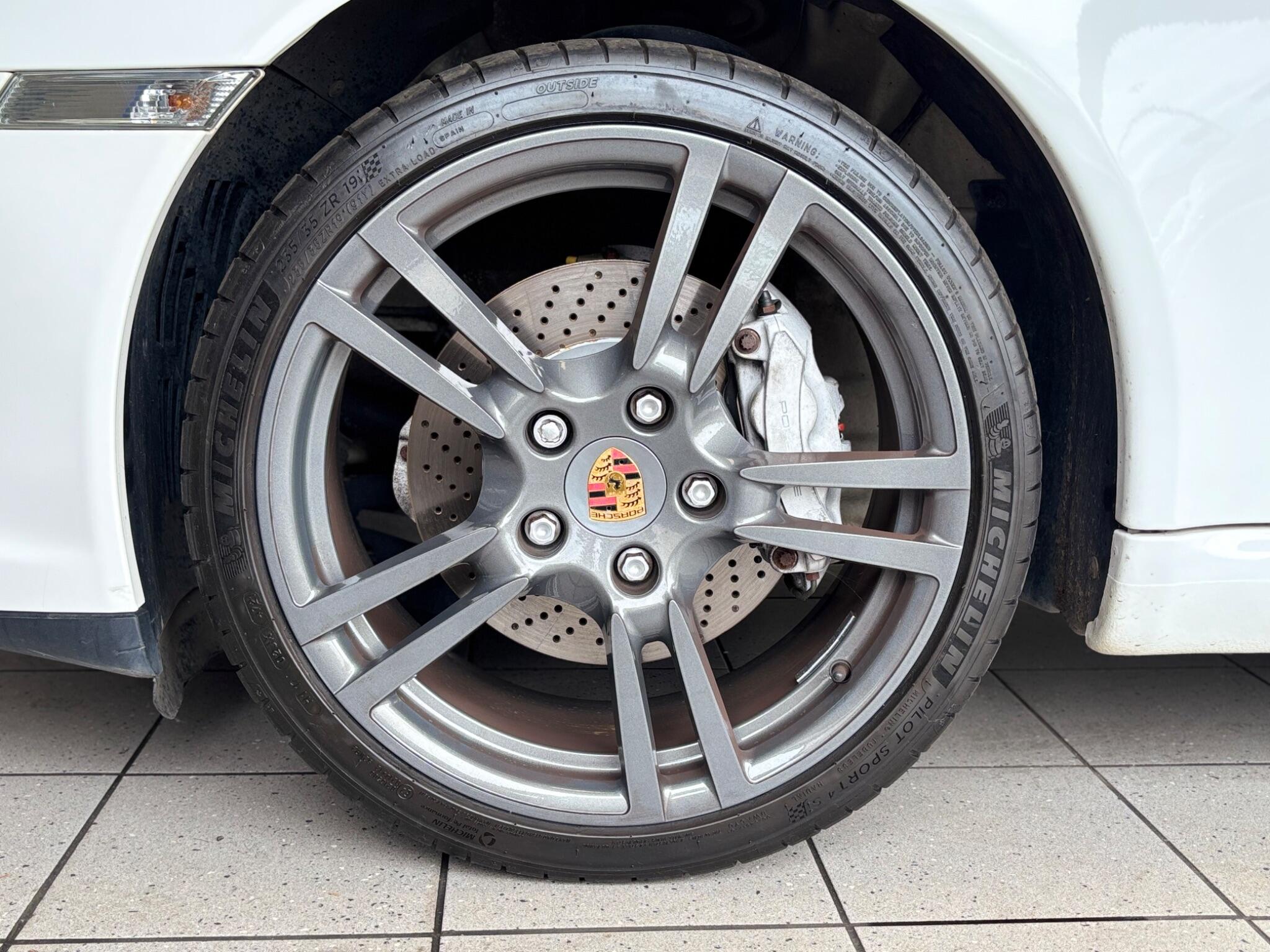 Porsche 911 view 19
