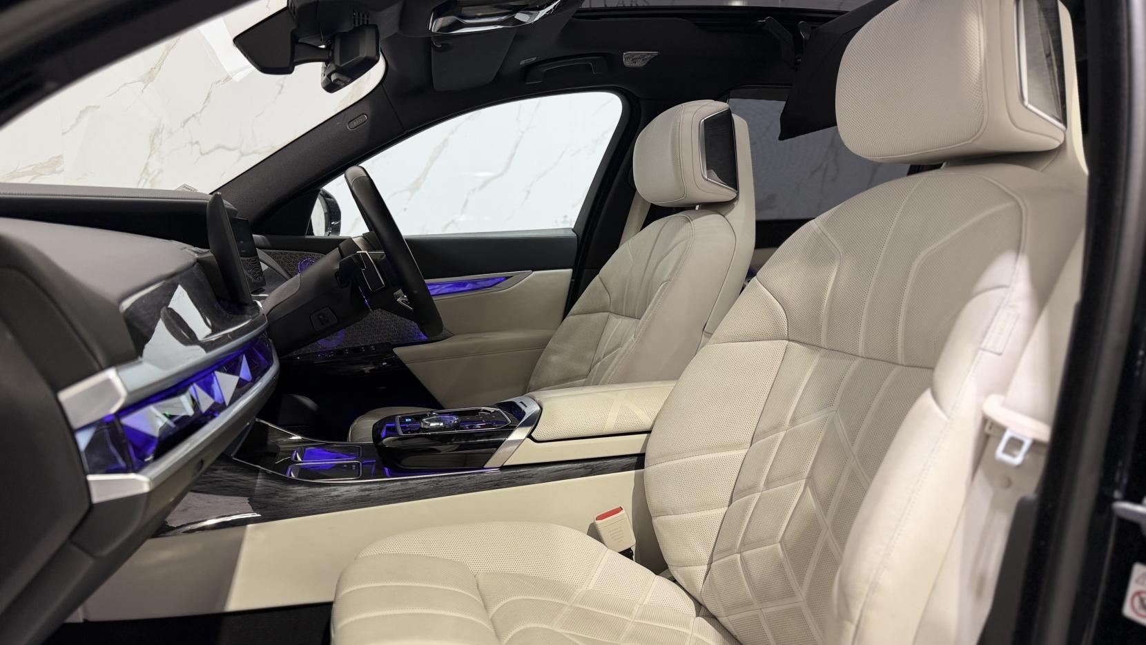 BMW i7 view 9