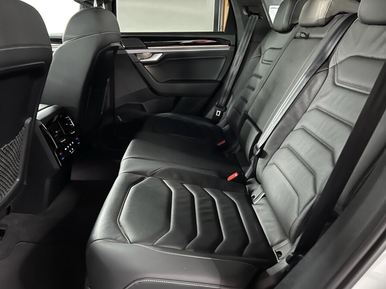 Volkswagen Touareg view 48