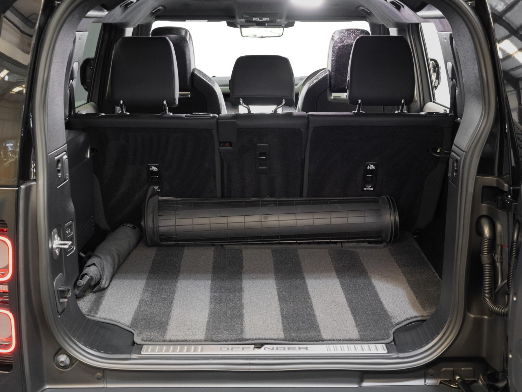 Land Rover Defender 110 view 41