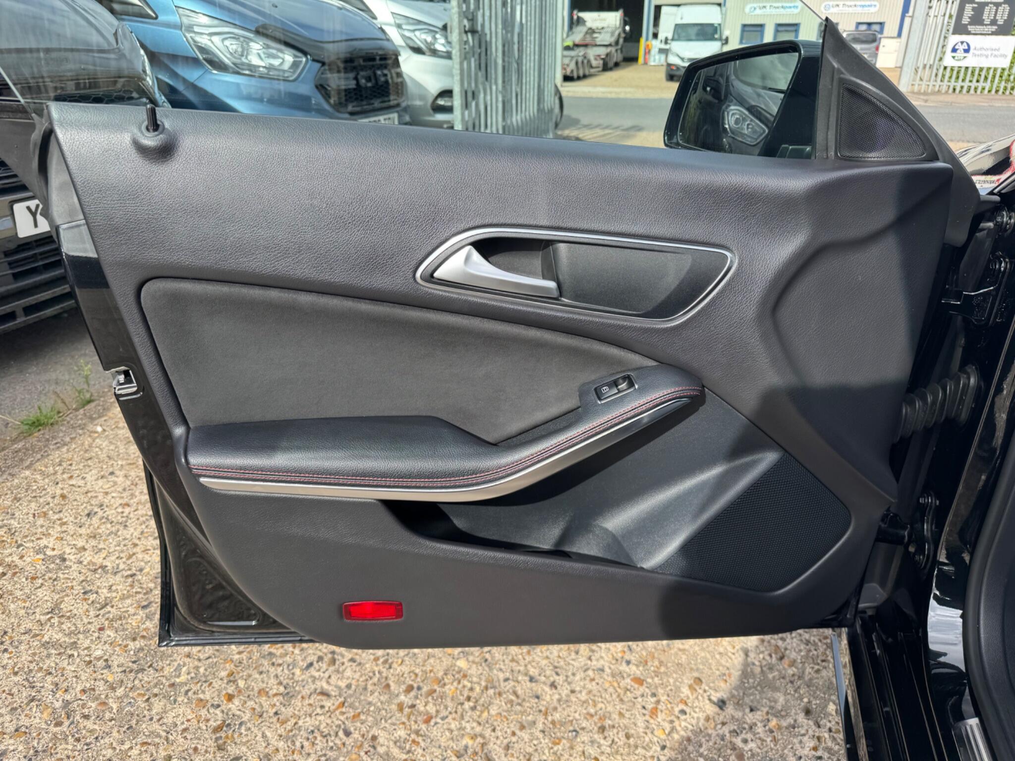 Mercedes-Benz Cla view 39