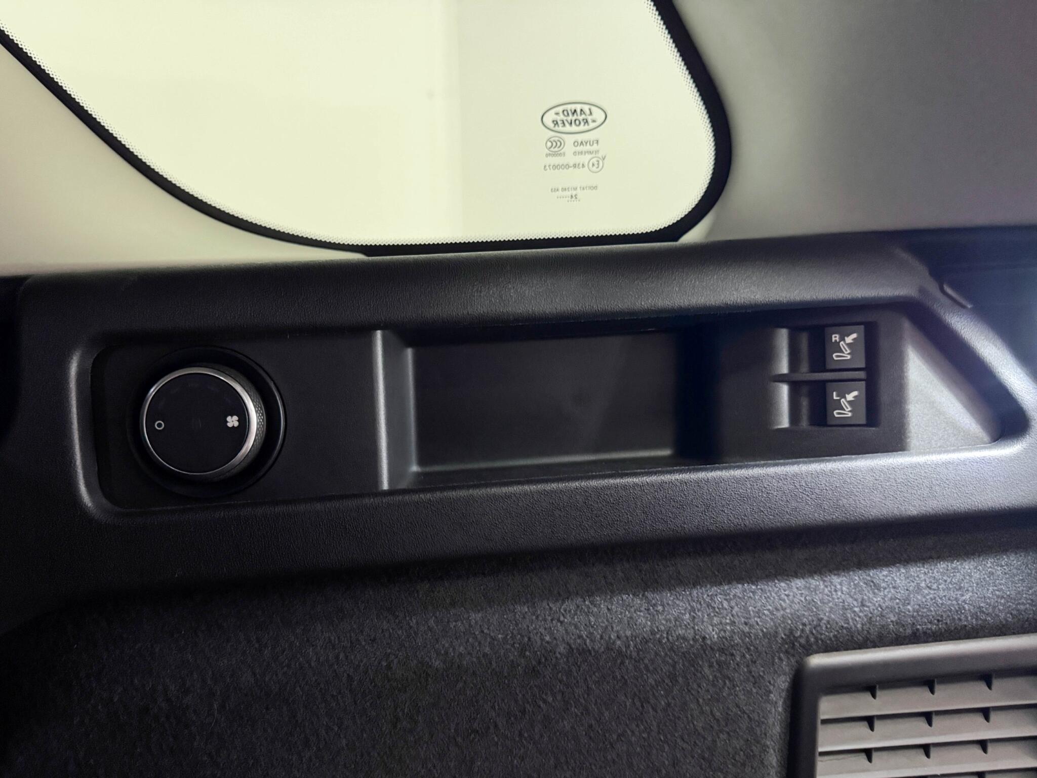 Land Rover Discovery Sport view 9