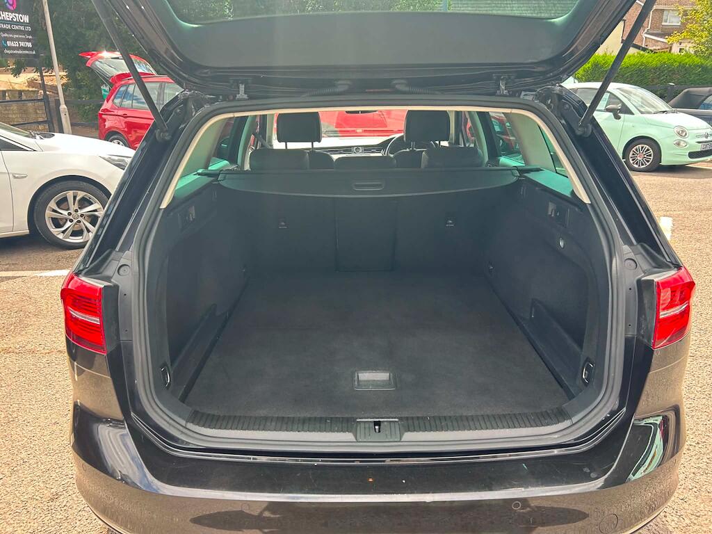 Volkswagen Passat view 14
