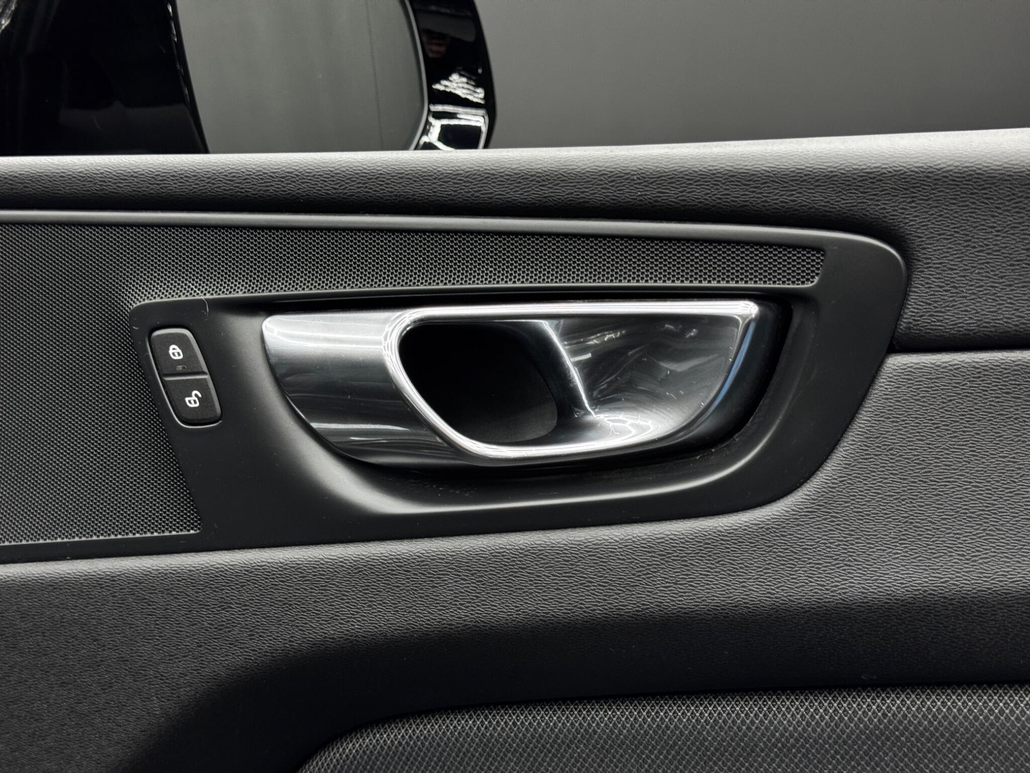 Volvo XC60 view 40