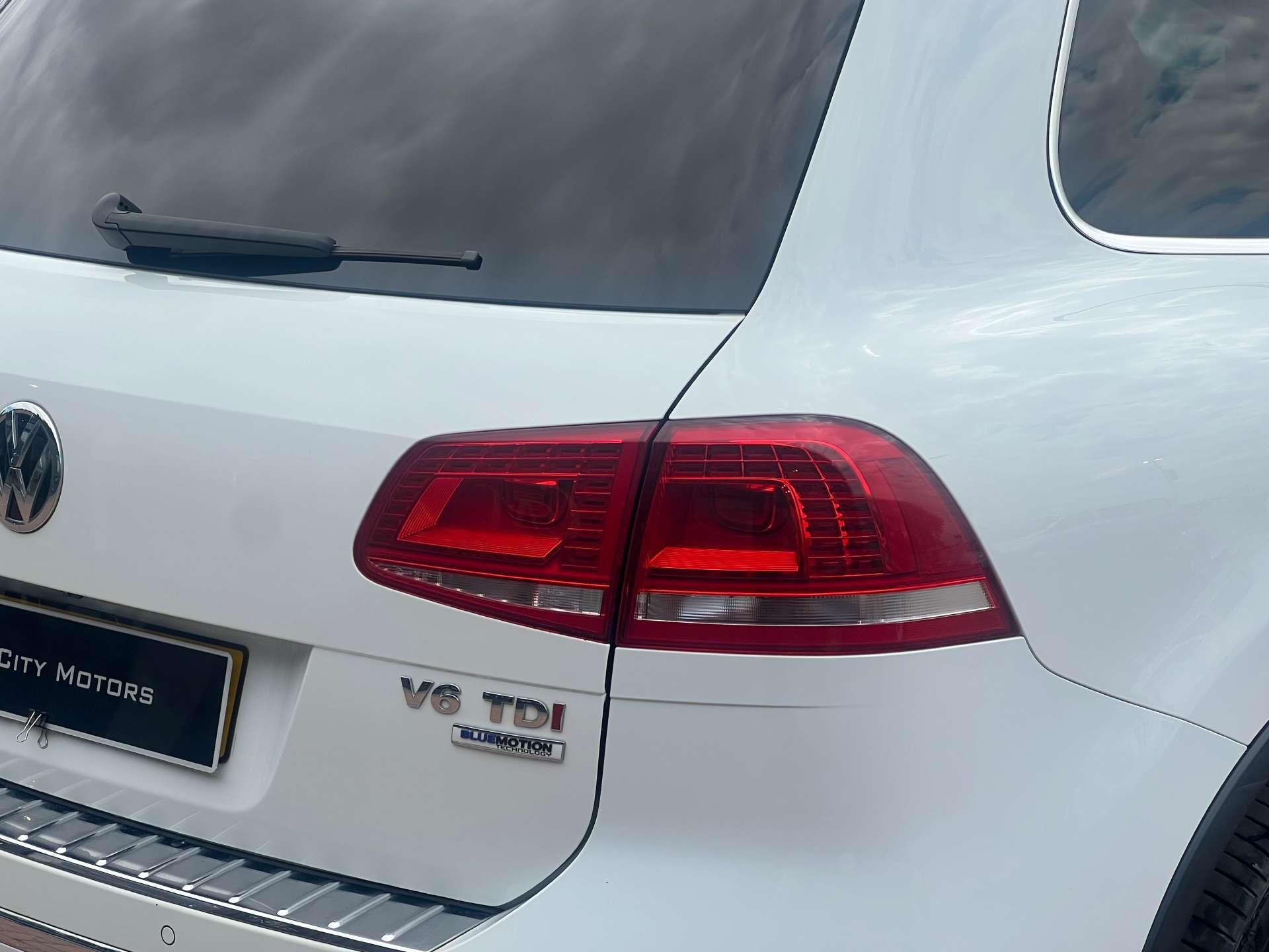 Volkswagen Touareg view 8