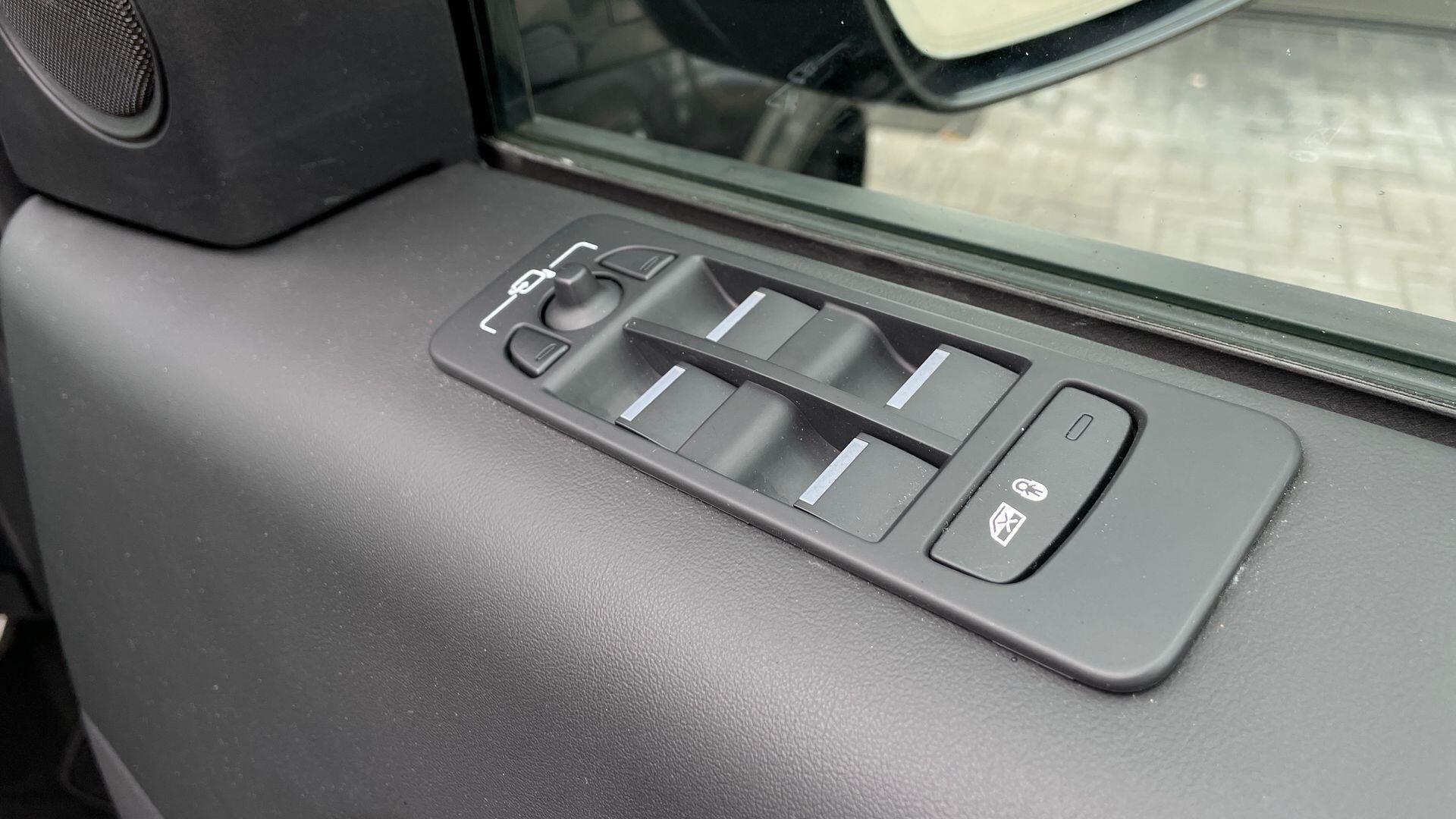 Land Rover Discovery Sport view 25